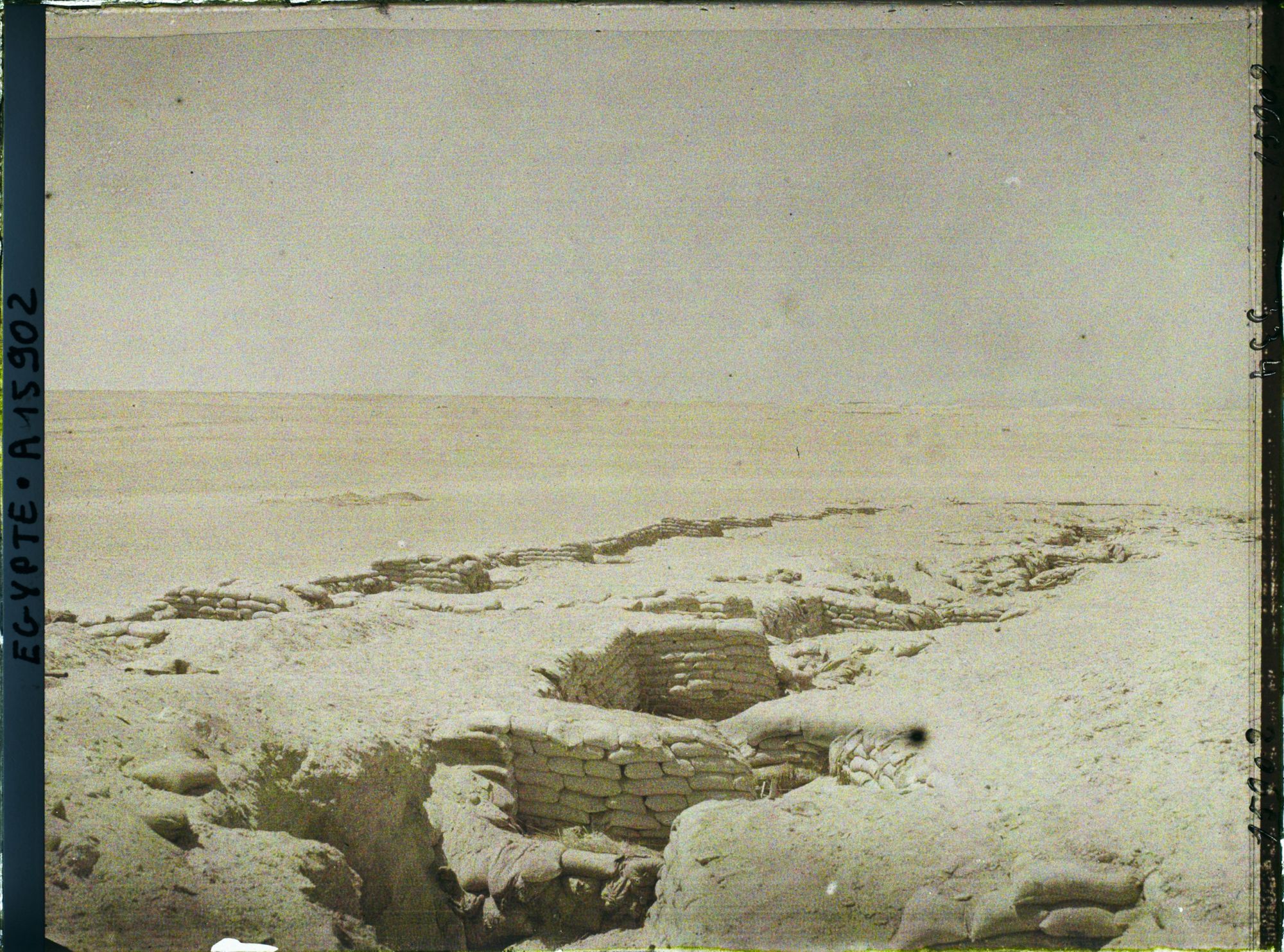 Image représentant Tranchées construites pour maintenir une protection militaire autour du canal de Suez