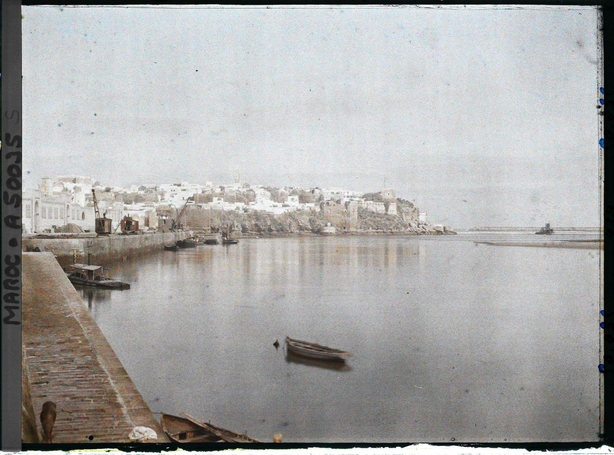 Image représentant Une vue éloignée de la casbah des Oudaïa au bord du fleuve Bou Regreg