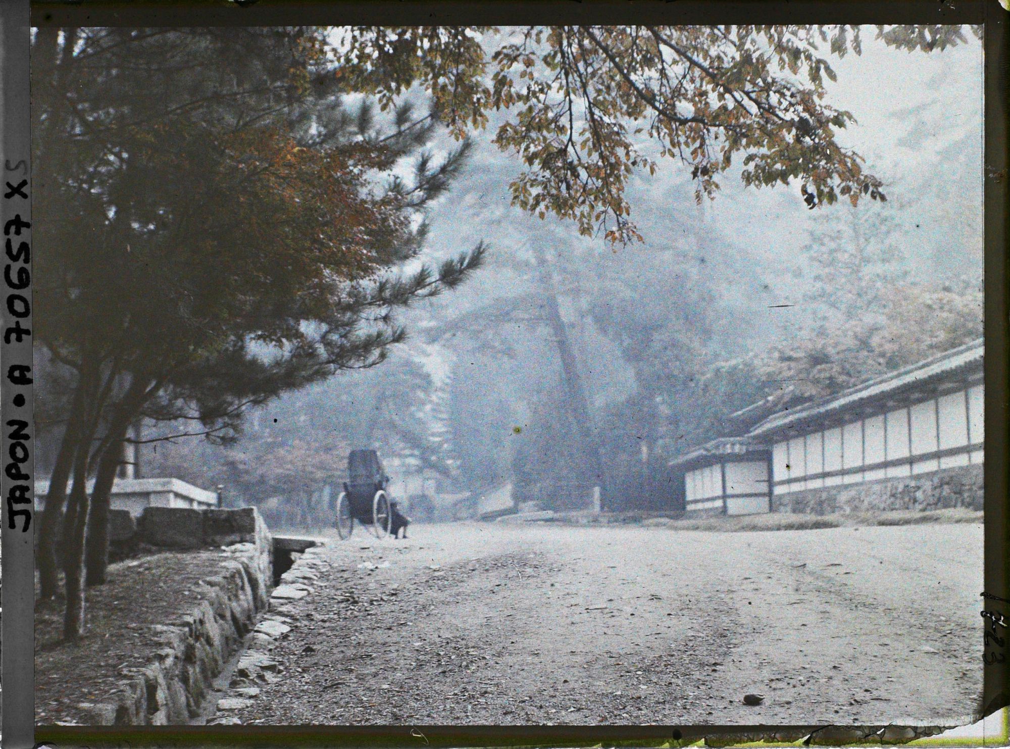 Image représentant Temple Nanzen-ji : mur d'enceinte du Tenju-an (à droite) et Jinrikisha (pousse-pousse) à l'arrêt dans une allée