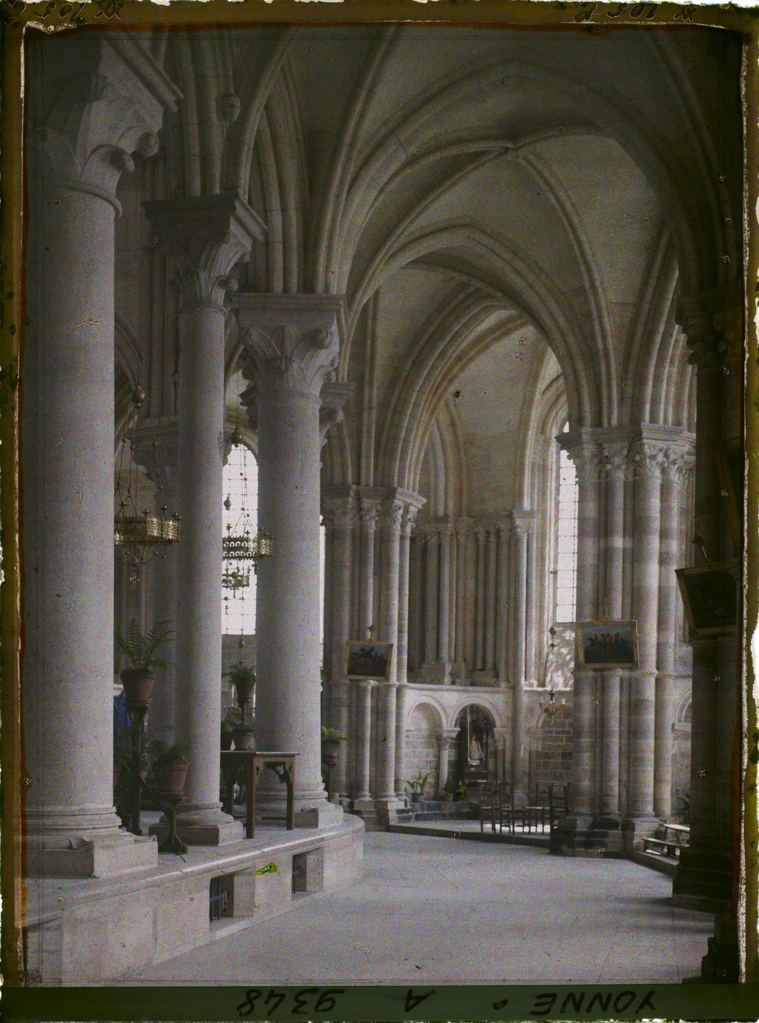 Image représentant France, Vézelay, La Madeleine, le déambulatoire et les colonnes monolithes du choeur ( Calcaire de la carrière de Contarmaux près Clamecy.