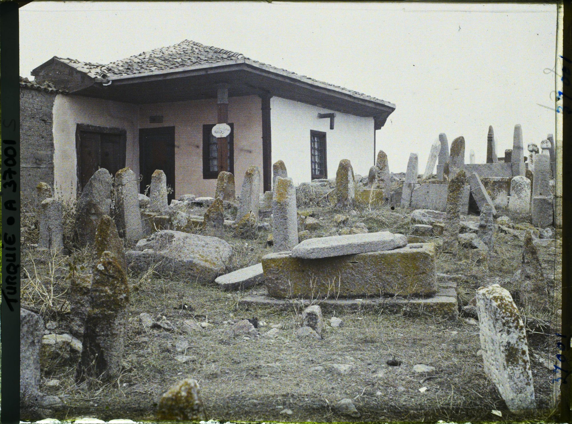 Image représentant Turquie, Angora, Tombeau d'un Saint Personnage et Cimetière dans la Ville haute