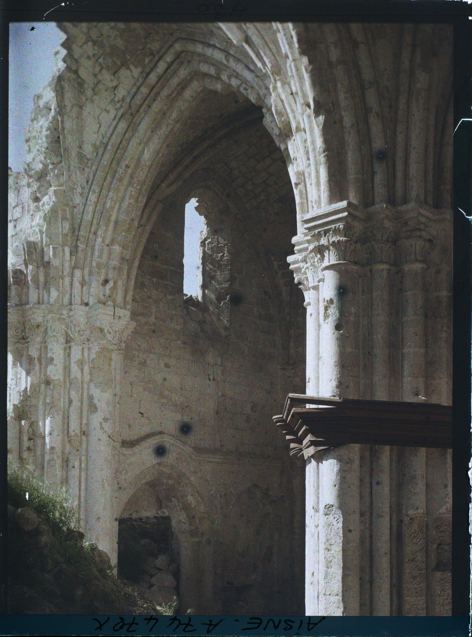Image représentant Ruines de l'église, voûte et chapiteaux corinthiens endommagés