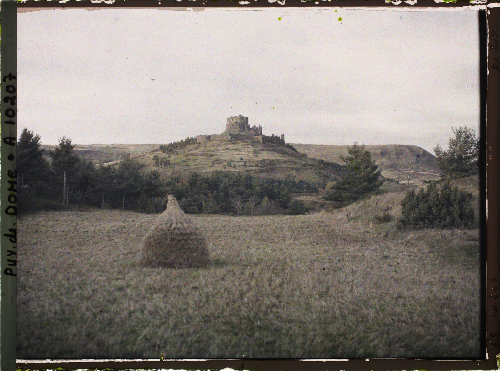 Image représentant France, Vallée de Besse, Vue sur Murols et le Château