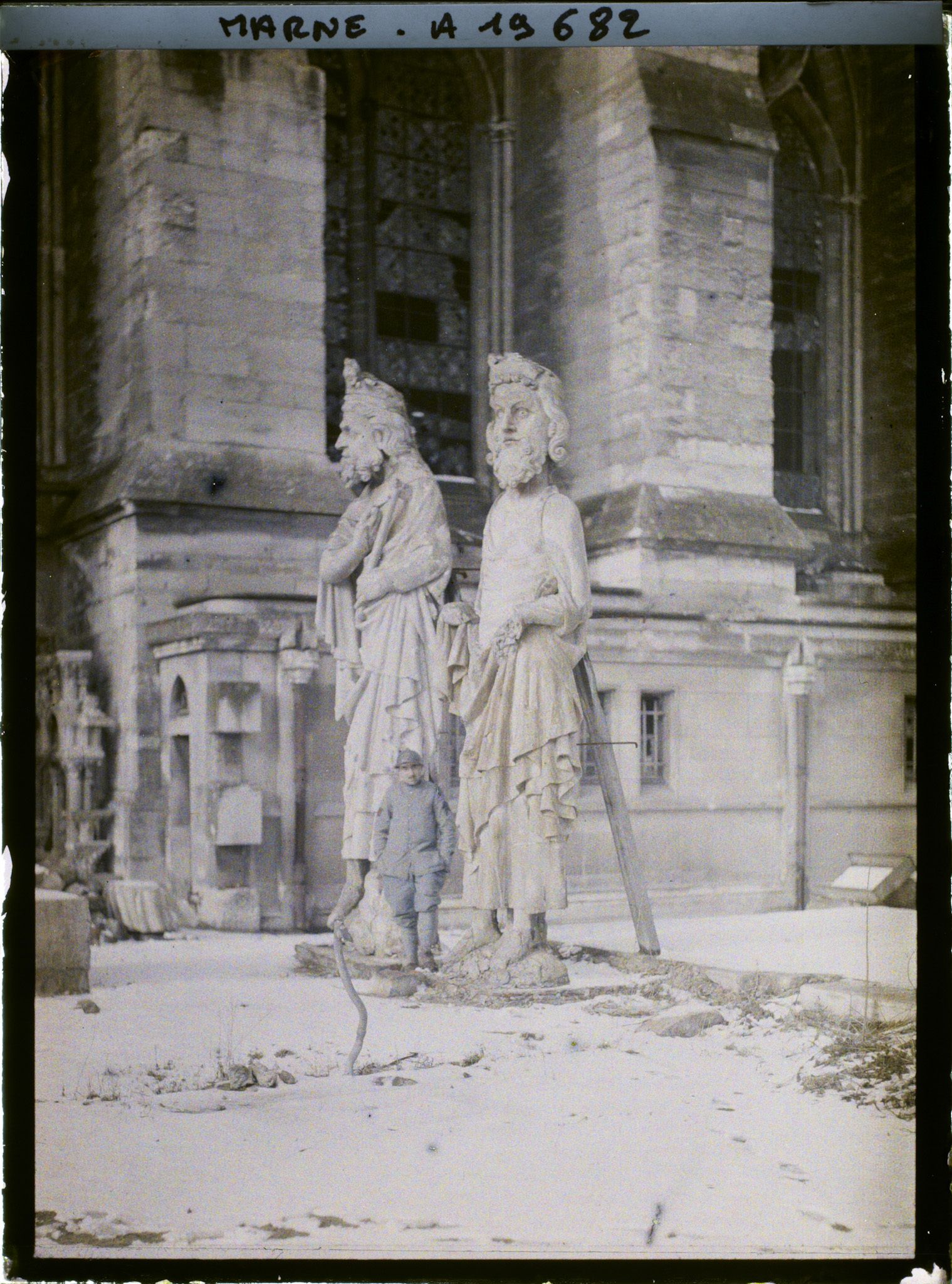 Image représentant France, Reims, Deux Status de Rois descendues de la façade de la Cathédrale