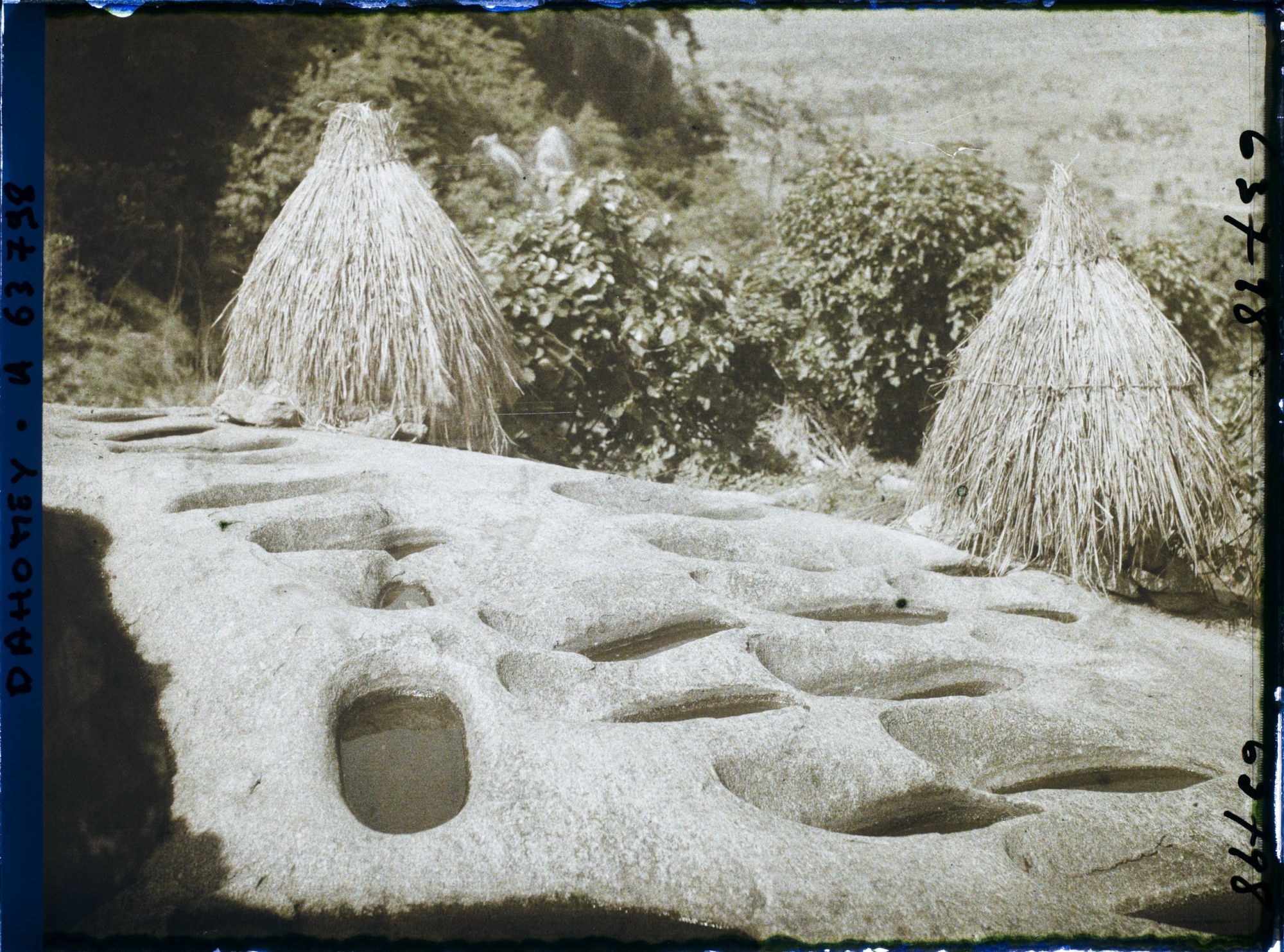 Image représentant Greniers à mil et trous dans le granit permettant d'écraser le mil avec une autre pierre