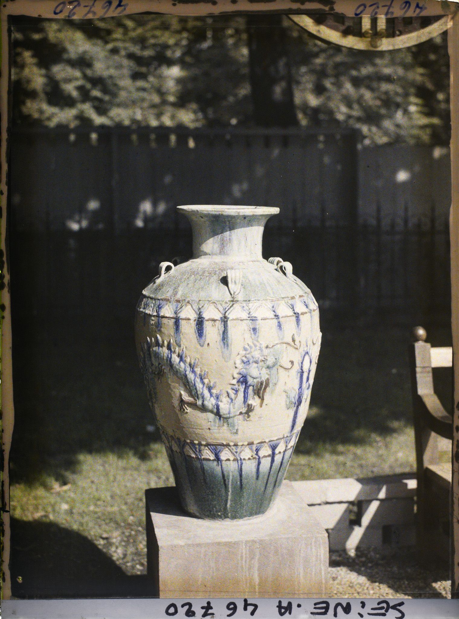 Image représentant L'exposition des arts décoratifs, vase de la section de l'art colonial, l'Indochine