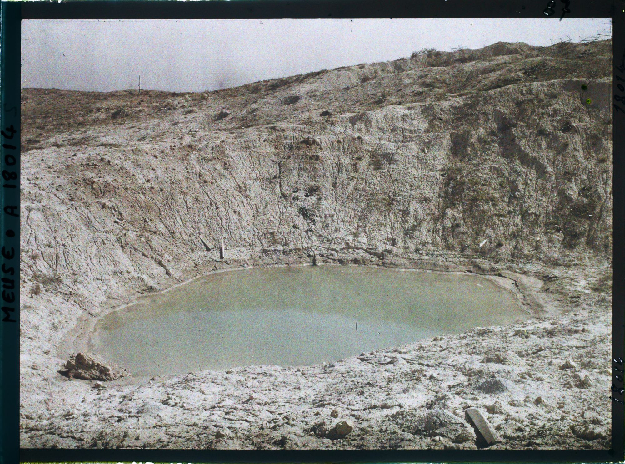 Image représentant France, Les Eparges, Crête des Eparges : un entonnoir de mine (N° 2)