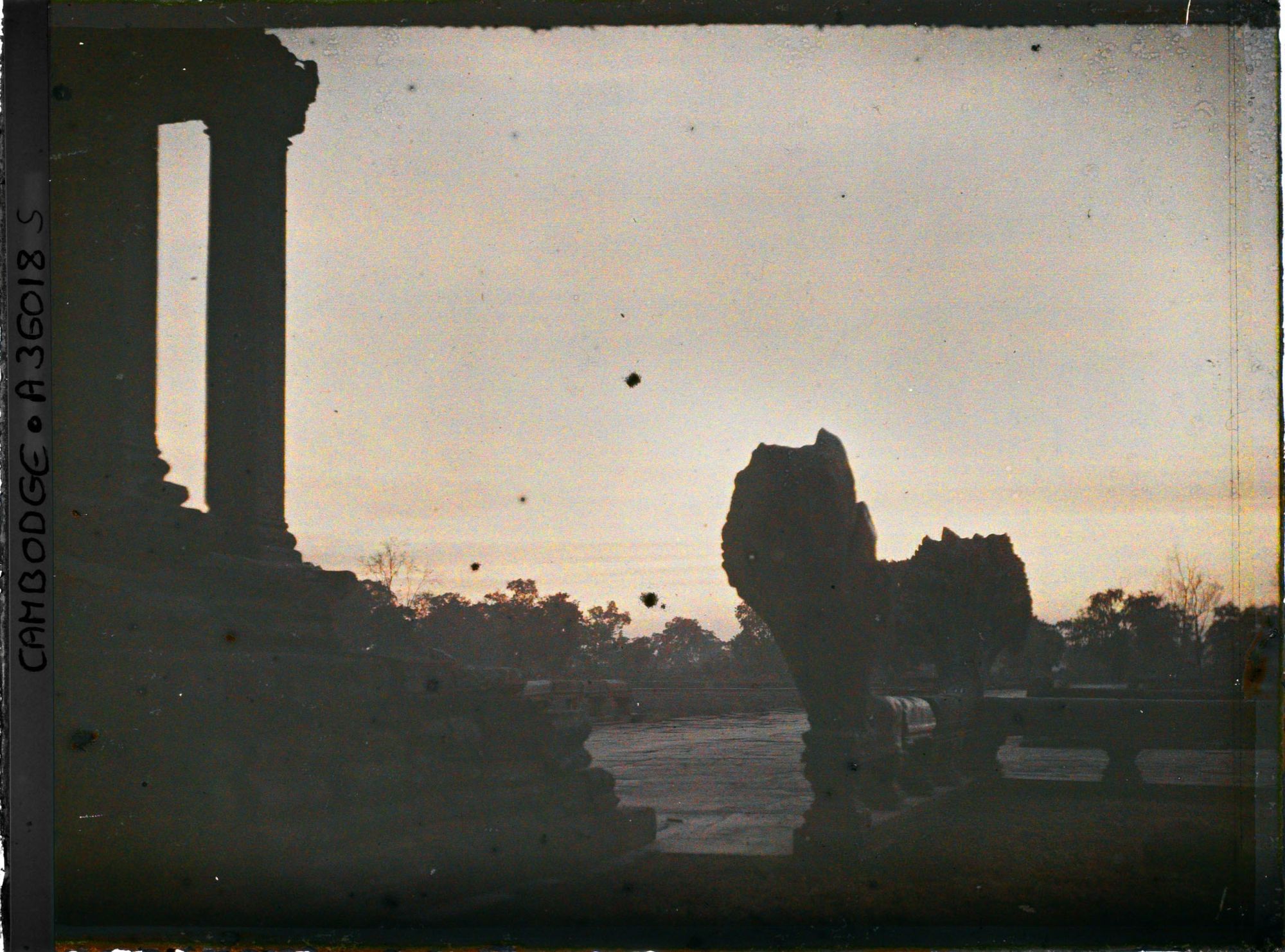 Image représentant Coucher de soleil sur la terrasse cruciforme à laquelle aboutit la " grande chaussée " (?)