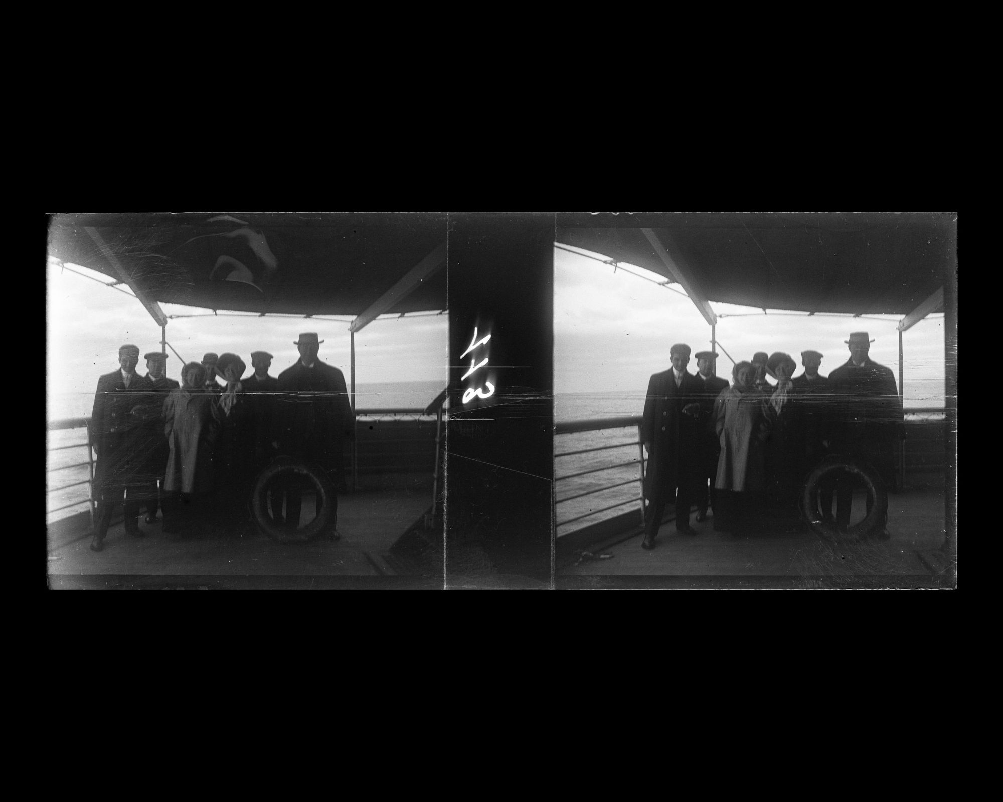 Image représentant Passagers des 2emes classes posant sur la plate forme arrière du navire