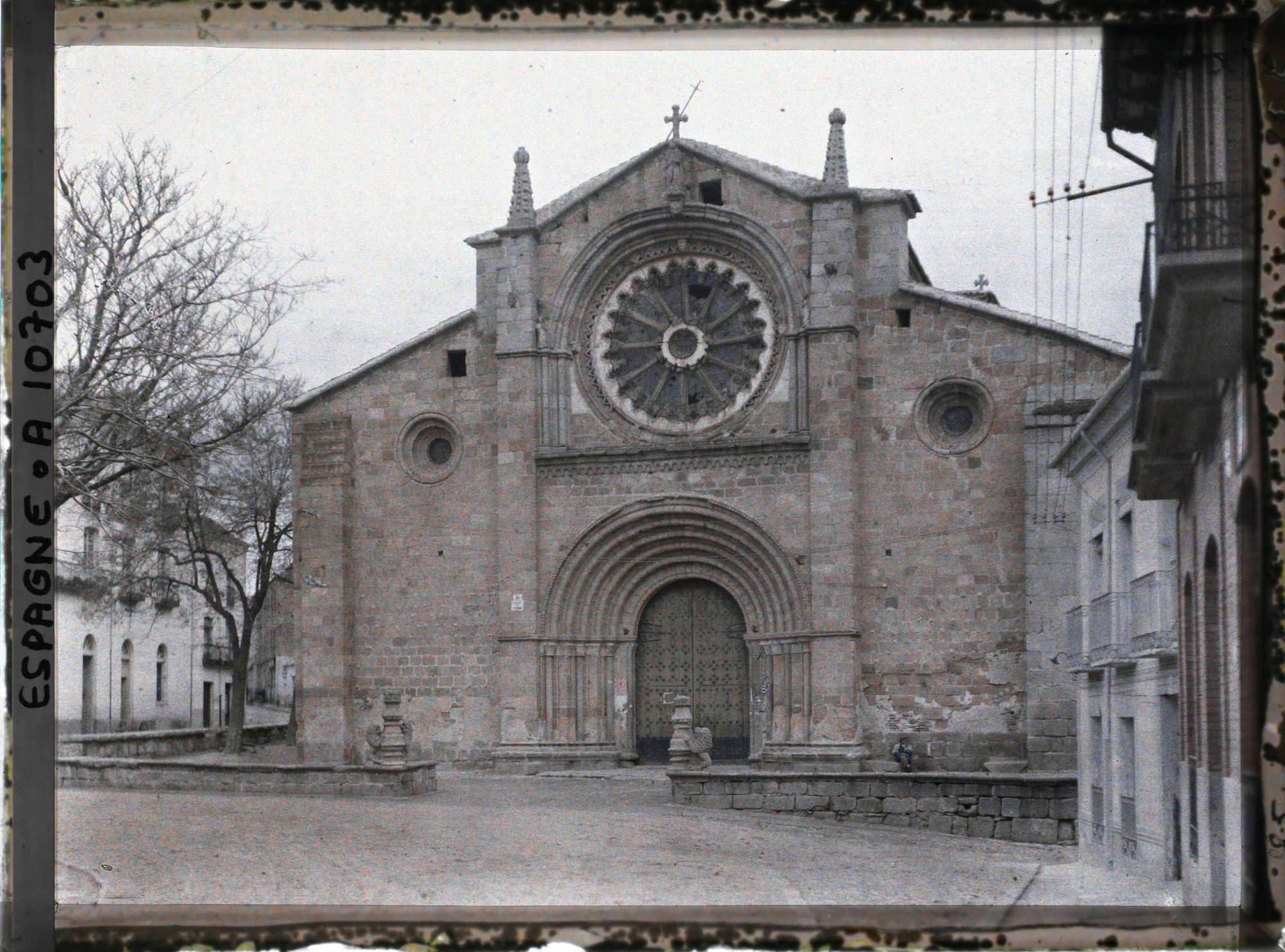 Image représentant Espagne, Avila, Façade romane de S. Pedro (grès rouge et granite gris)