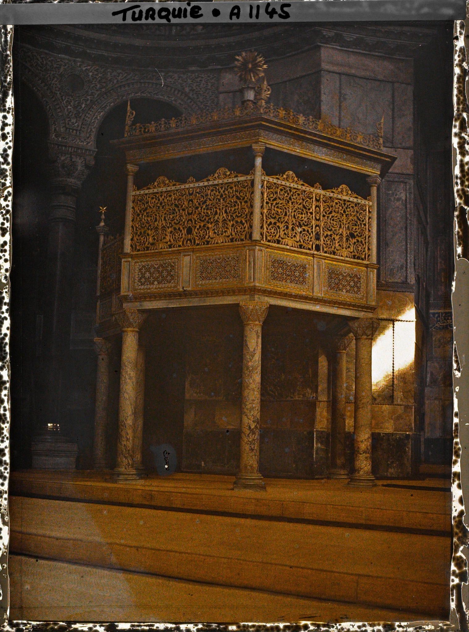 Image représentant La loge impériale, réservée au sultan, dans la Aya Sophia Camii ("mosquée Sainte-Sophie")