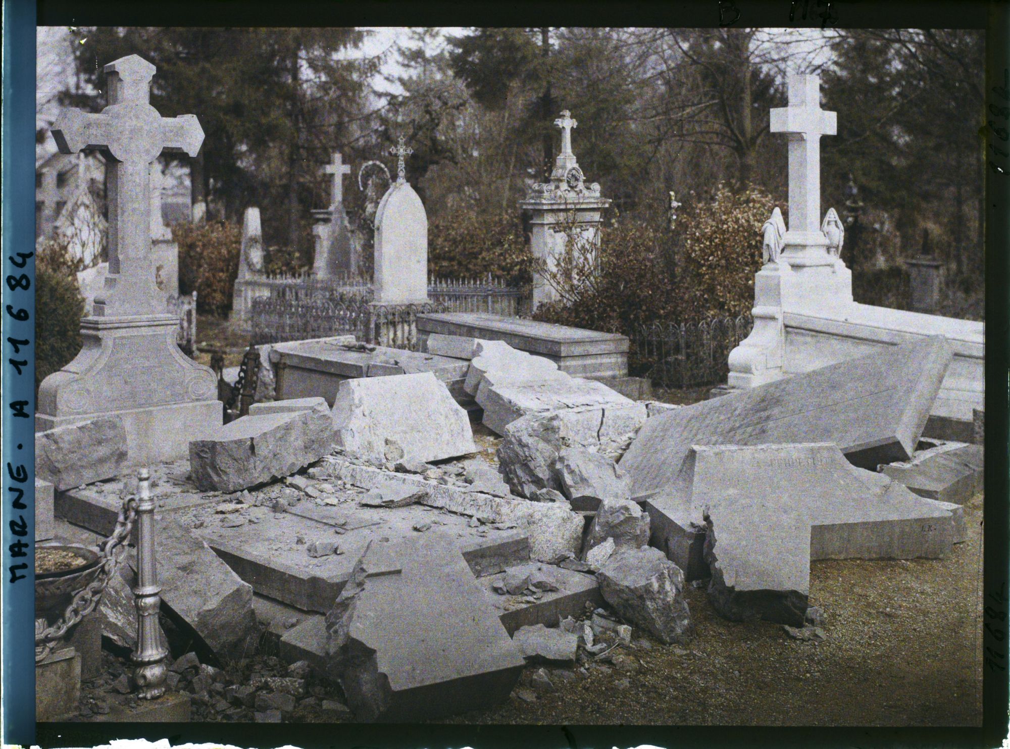 Image représentant France, Reims, Tombes détruites Cimetière Nord