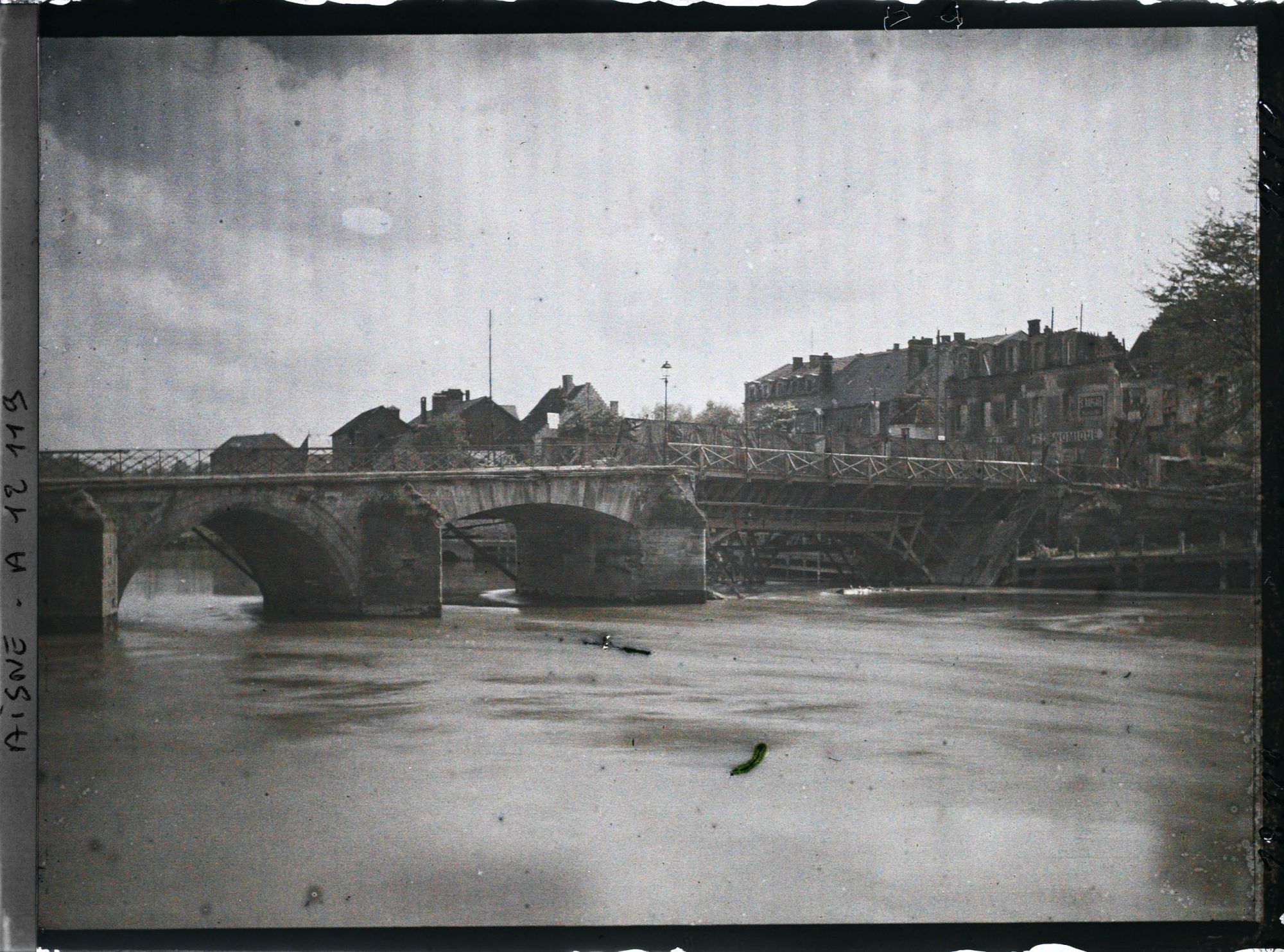 Image représentant Le pont détruit en 1914 par les Allemands et rétabli par les Anglais, d'où son nom de pont des Anglais