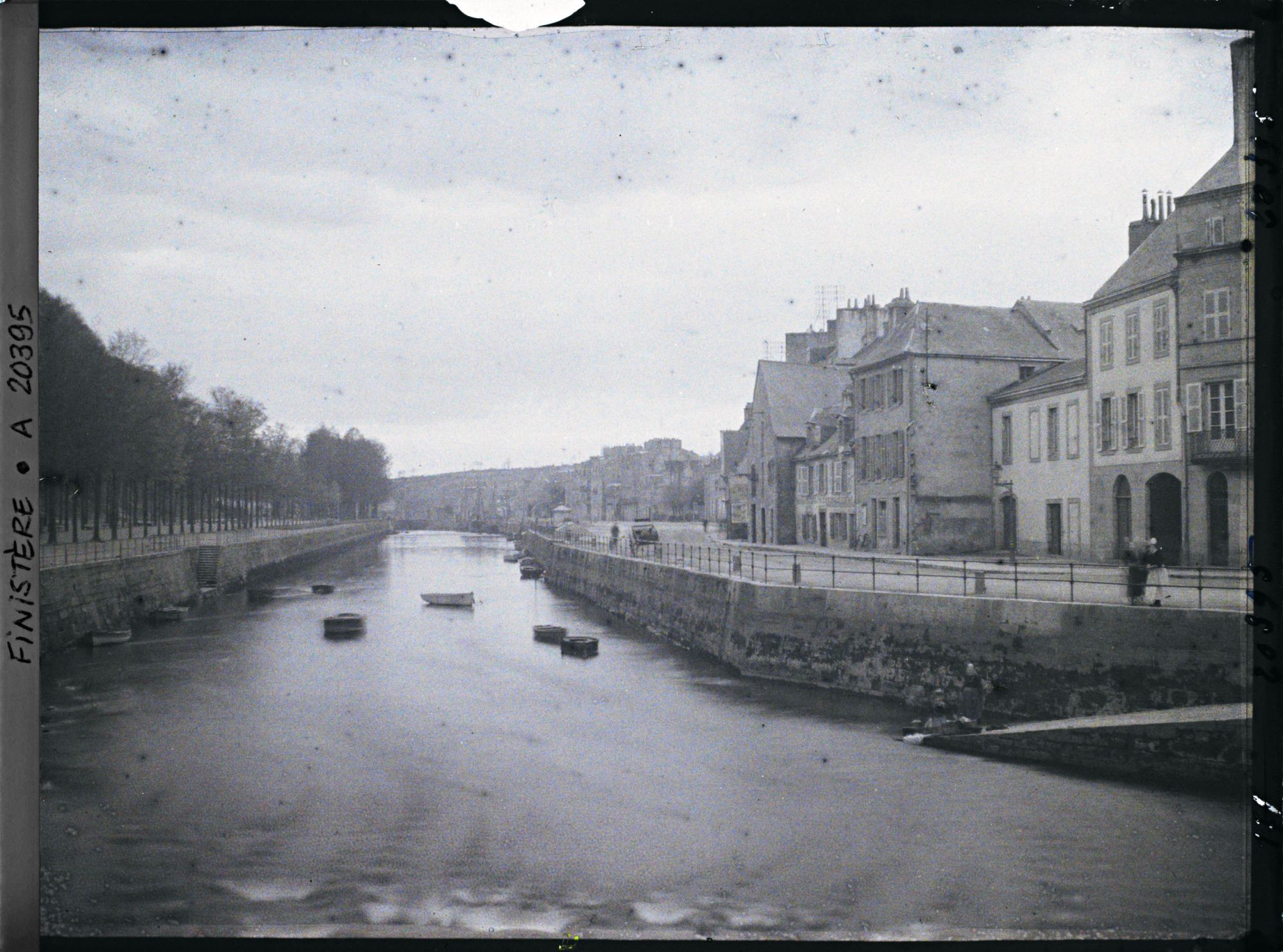 Image représentant L'Odet, avec au fond le port