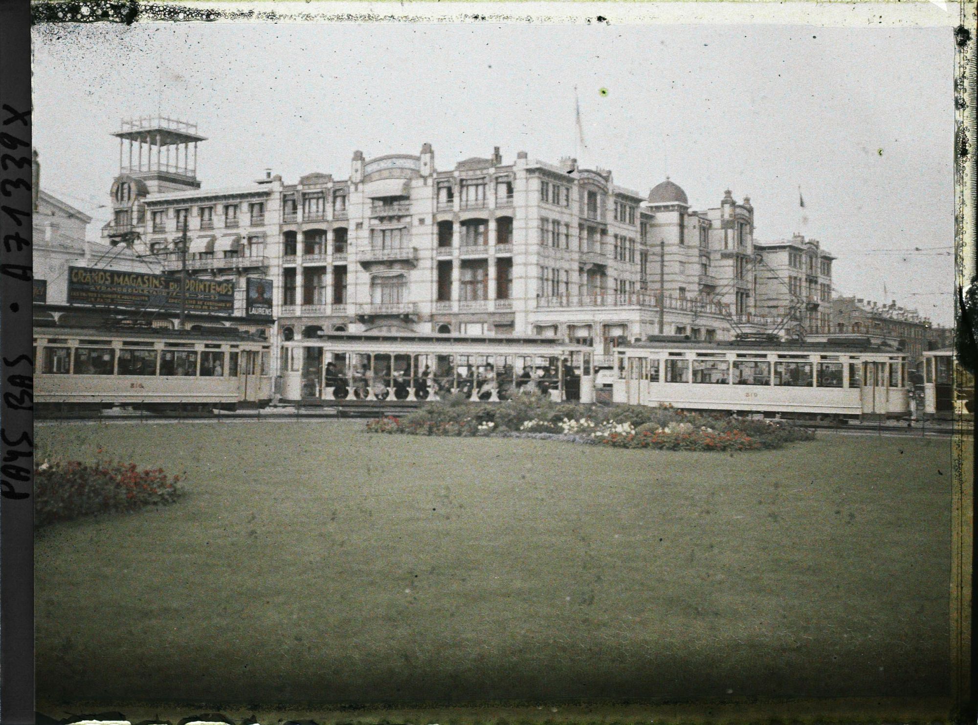 Image représentant La Grande Place avec à l'arrière-plan le Palace Hôtel