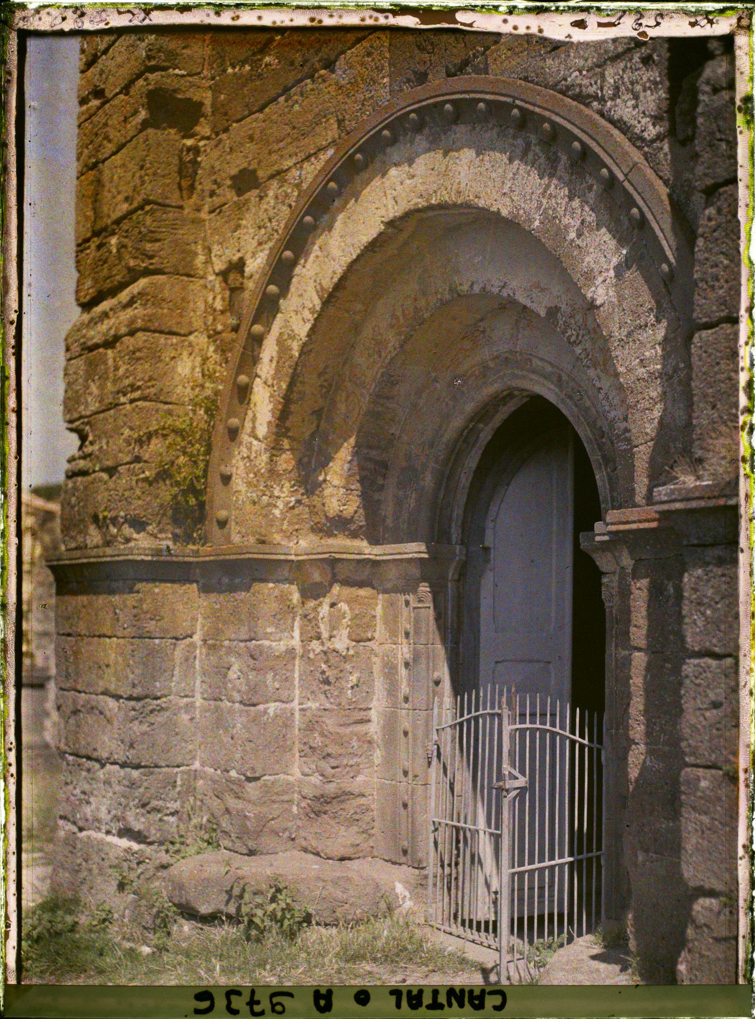 Image représentant Le portail de l'église Saint-Cirgues