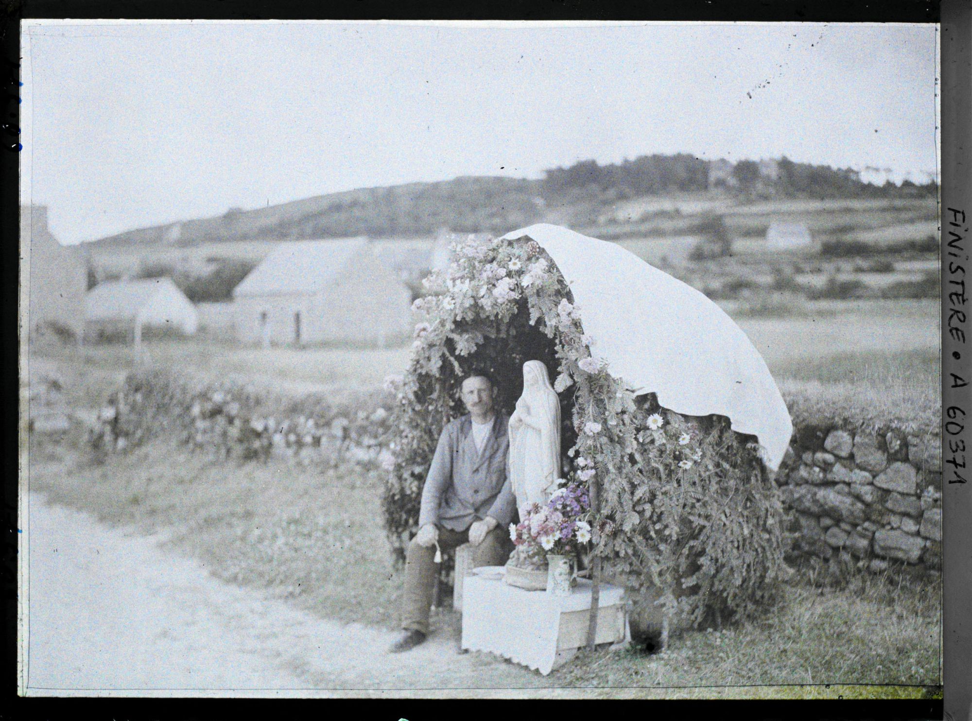 Image représentant Le reposoir de la Notre-Dame-de-Lourdes (?) sur le parcours de la Grande Troménie