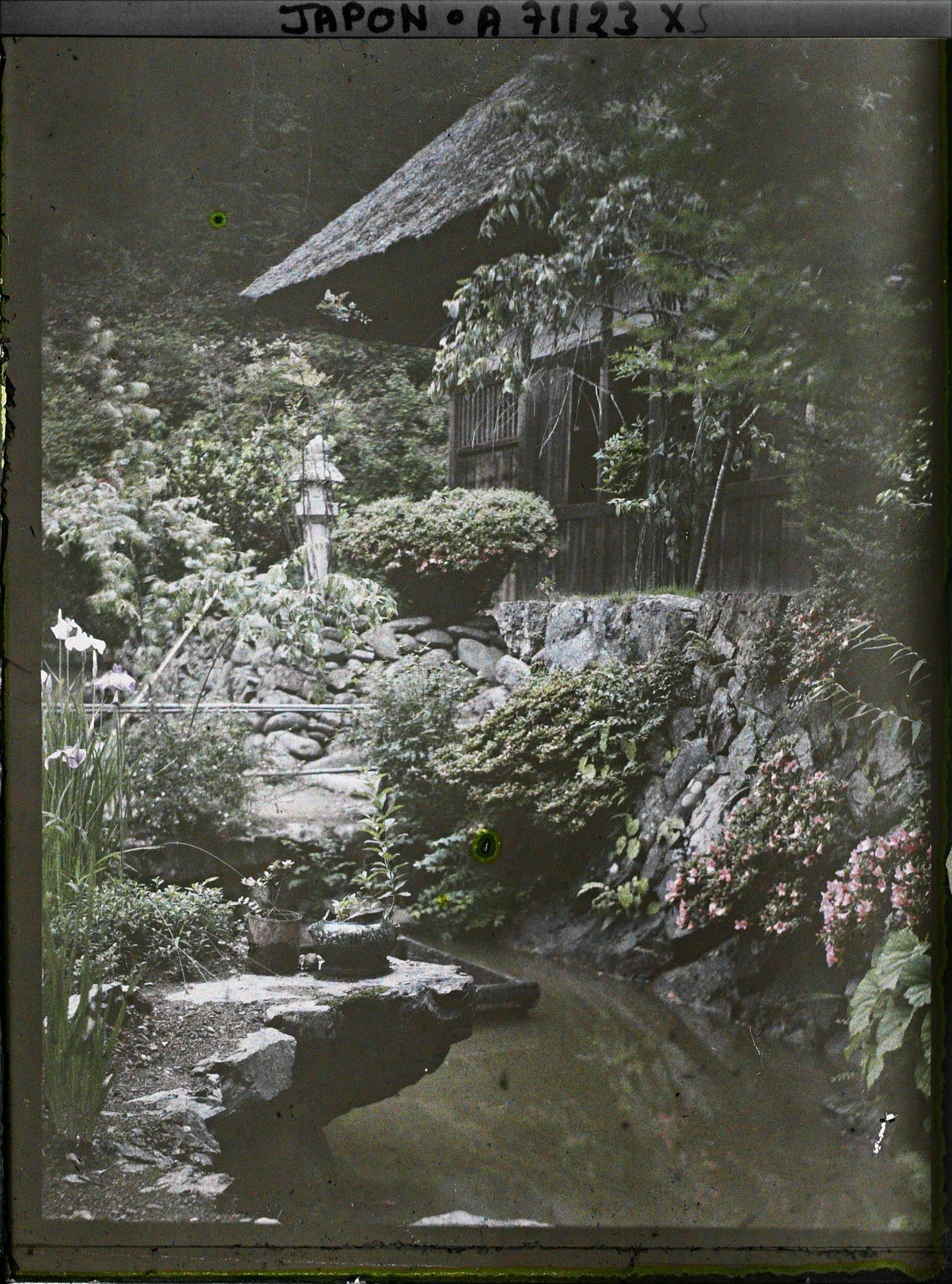 Image représentant Le temple Kaizen-ji : bassin devant le hondô