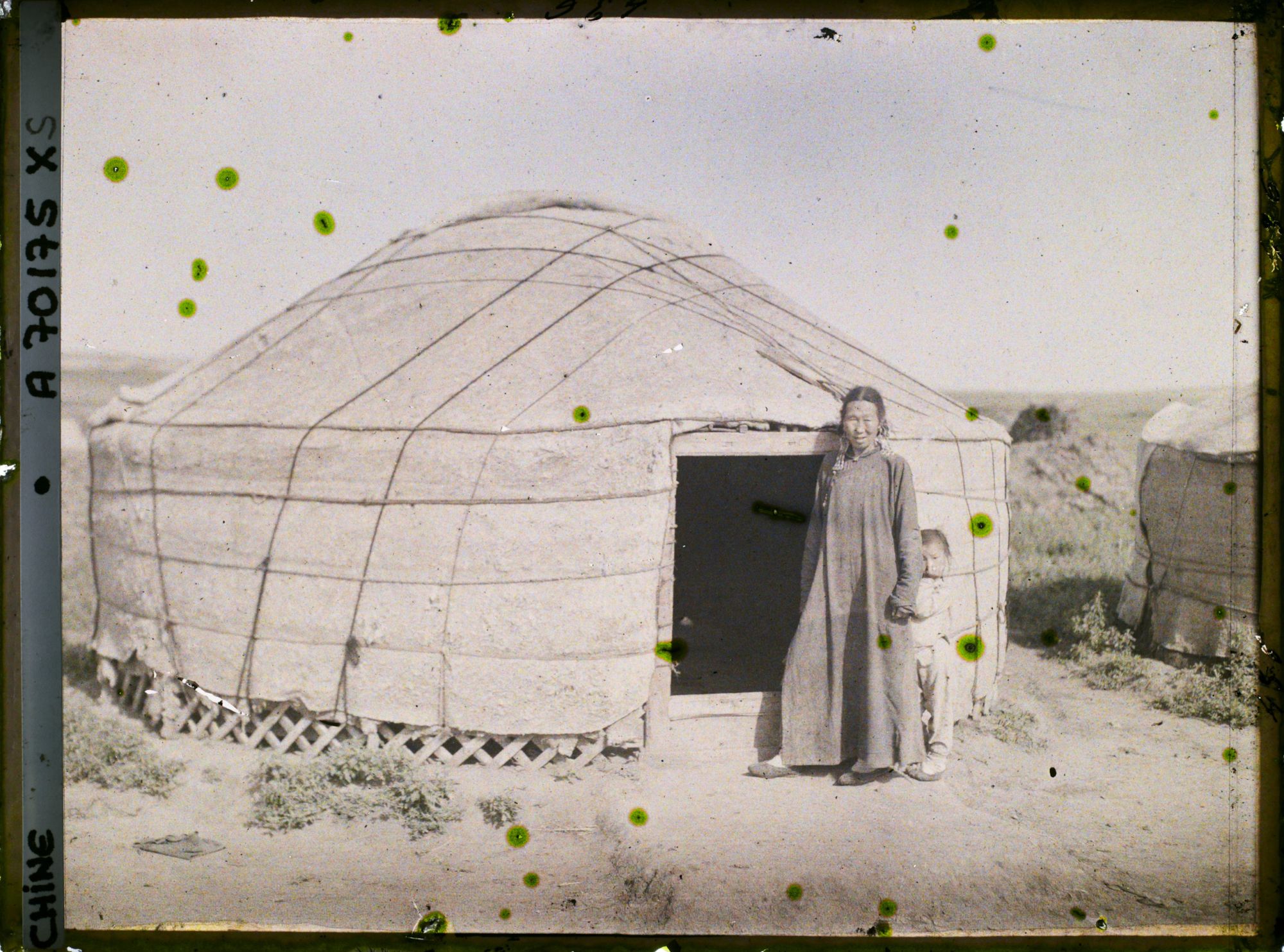 Image représentant Une femme et un enfant devant une yourte