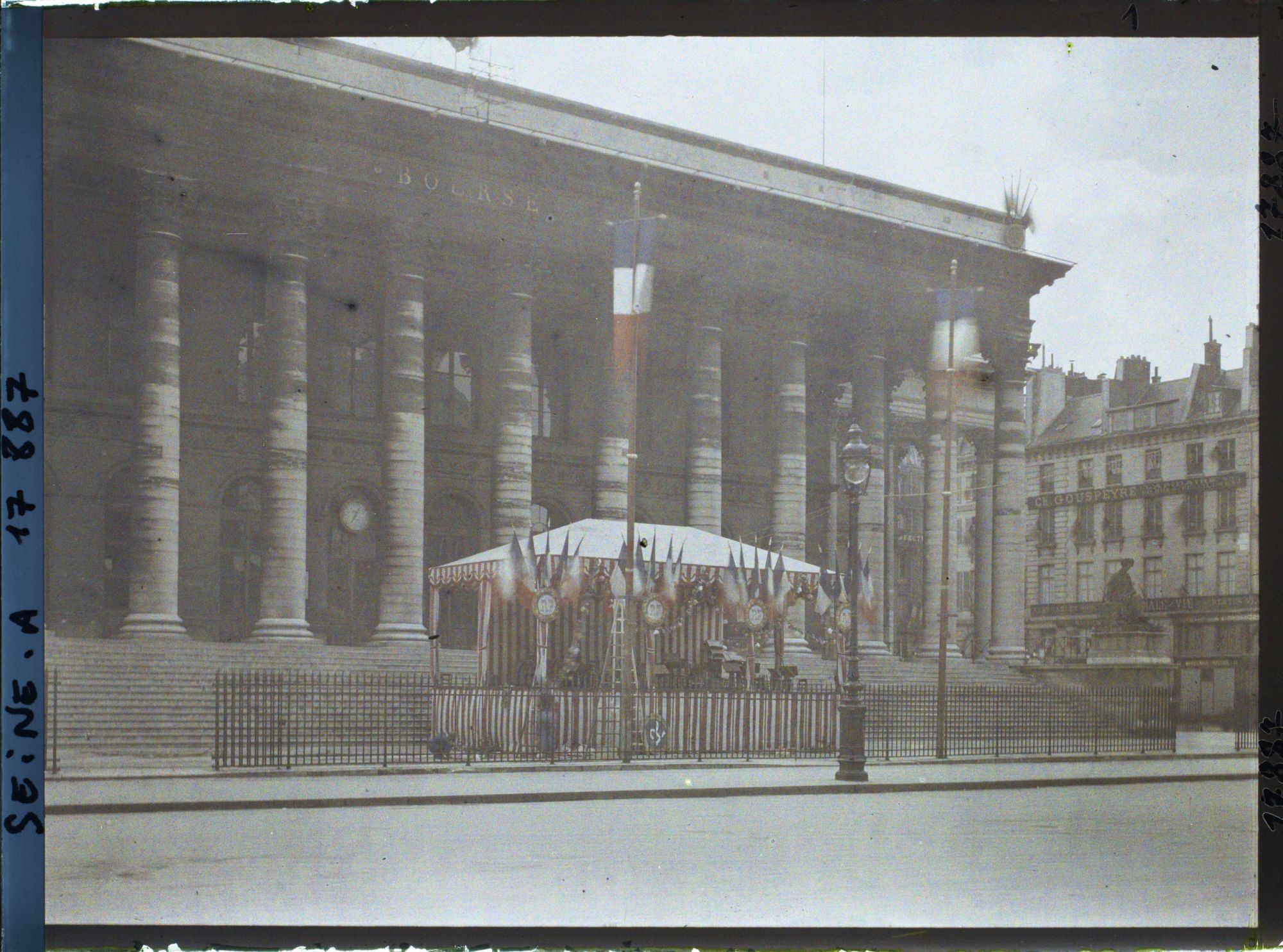 Image représentant La place de la Bourse pavoisée pour les fêtes de la Victoire des 13 et 14 juillet