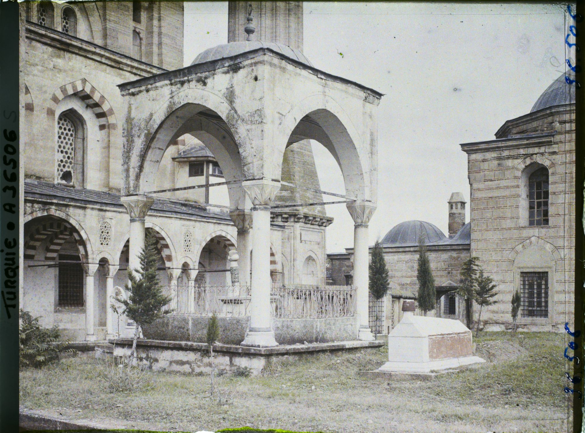 Image représentant Selimiye Camii (Grande Mosquée). Tombeau d'un éminent personnage. (Petit édifice à colonne et coupole dans la cour est du cimetière)