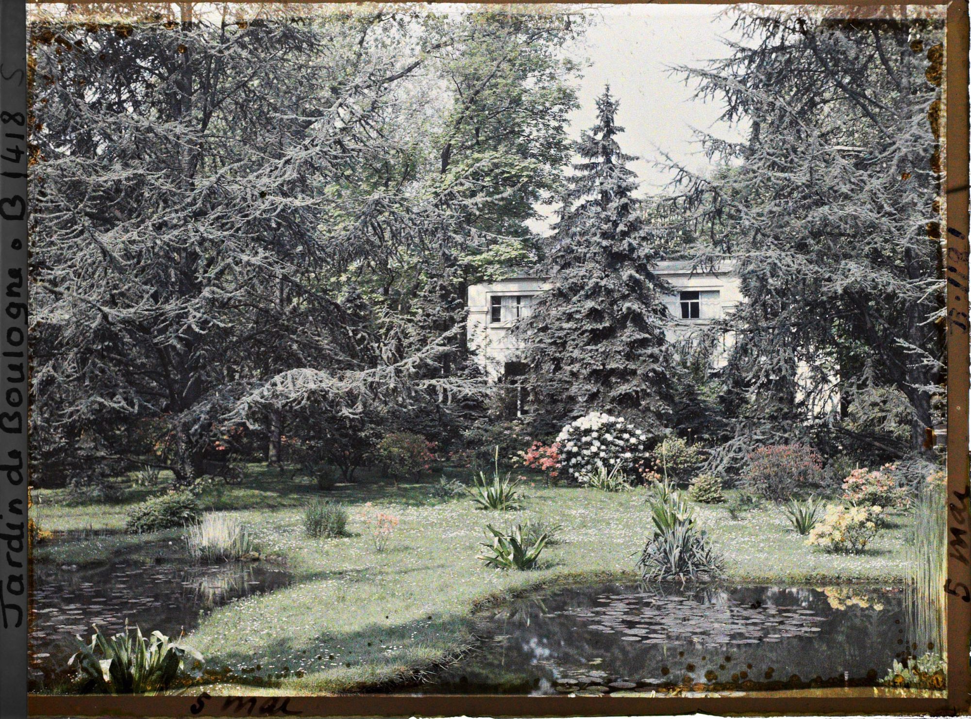Image représentant Le marais et l'atelier photo, devenu laboratoire des "Archives de la Planète", après l'agrandissement et la transformation du bâtiment en briques qui jouxtait le laboratoire original) (vu de l'est)