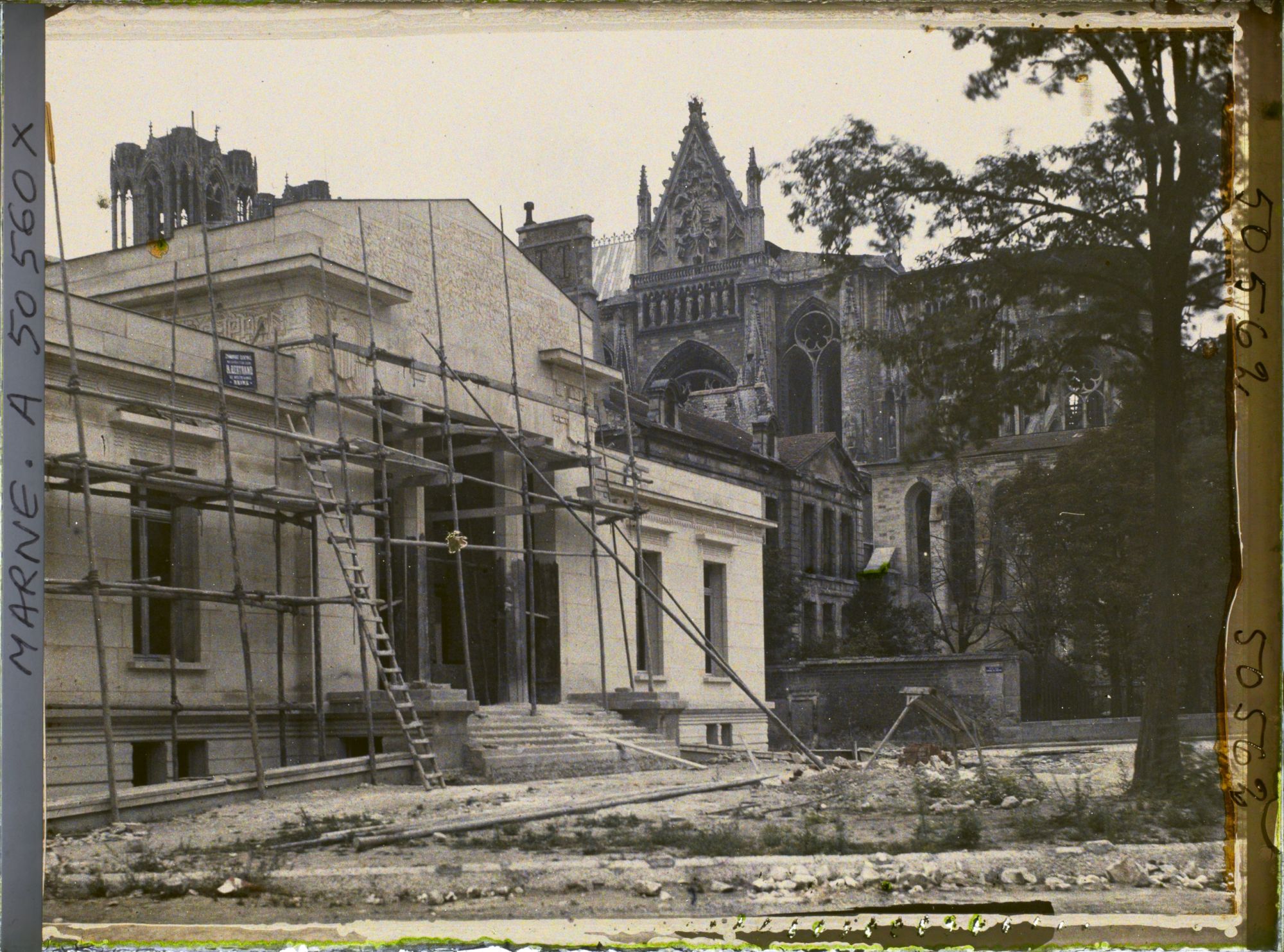 Image représentant France, Reims, Façade de la Bibliothèque et Cathédrale