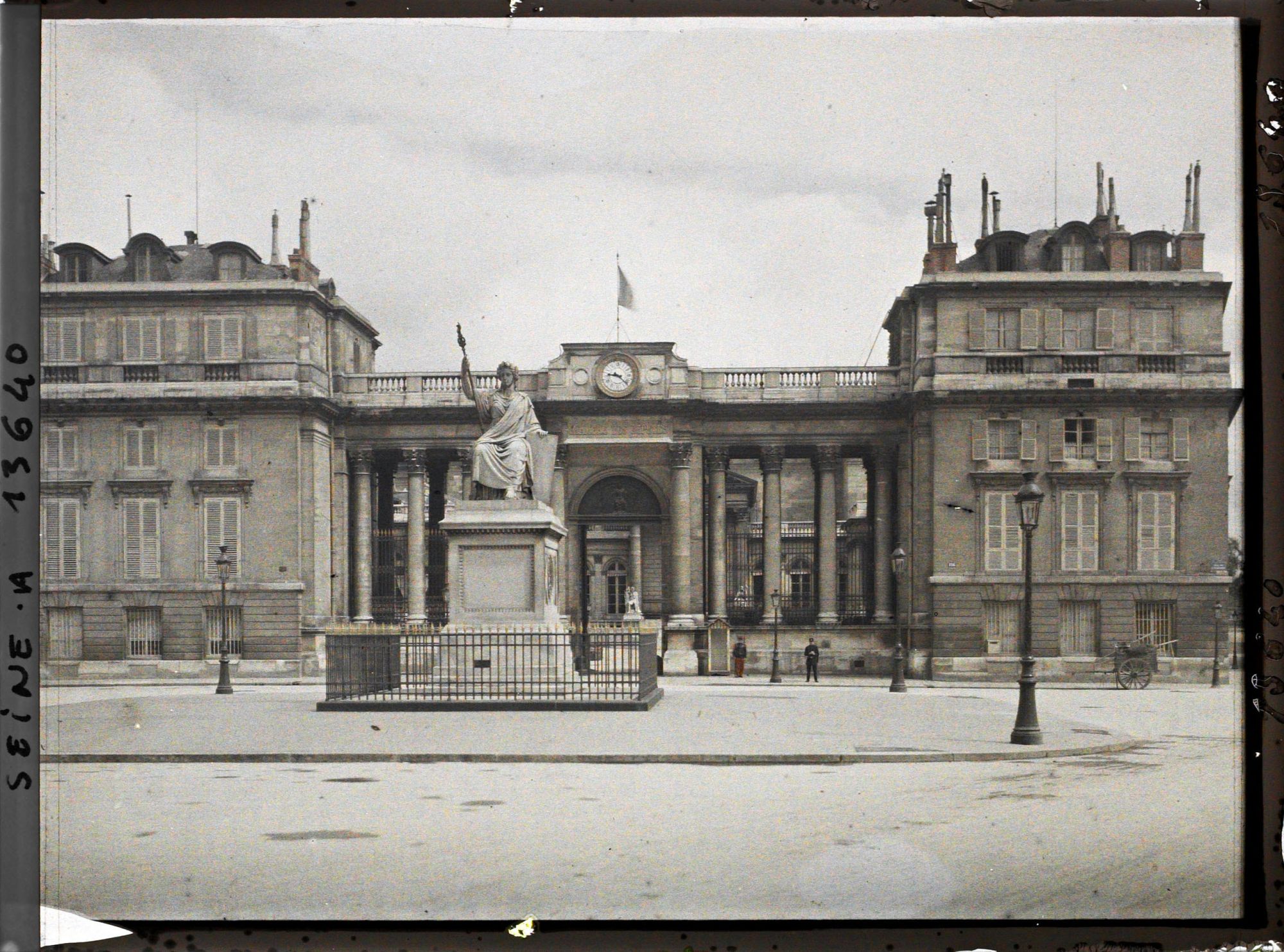Image représentant La place du Palais Bourbon vue de la rue de Bourgogne