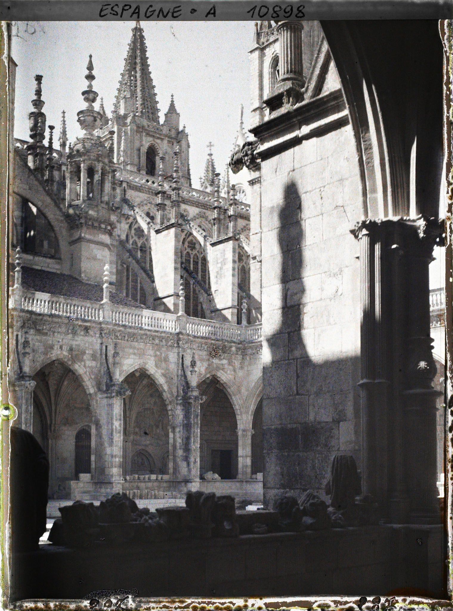 Image représentant Espagne, Léon, Vue prise du cloître de la Cathédrale s/la face Nord et la plus grande des deux Tours