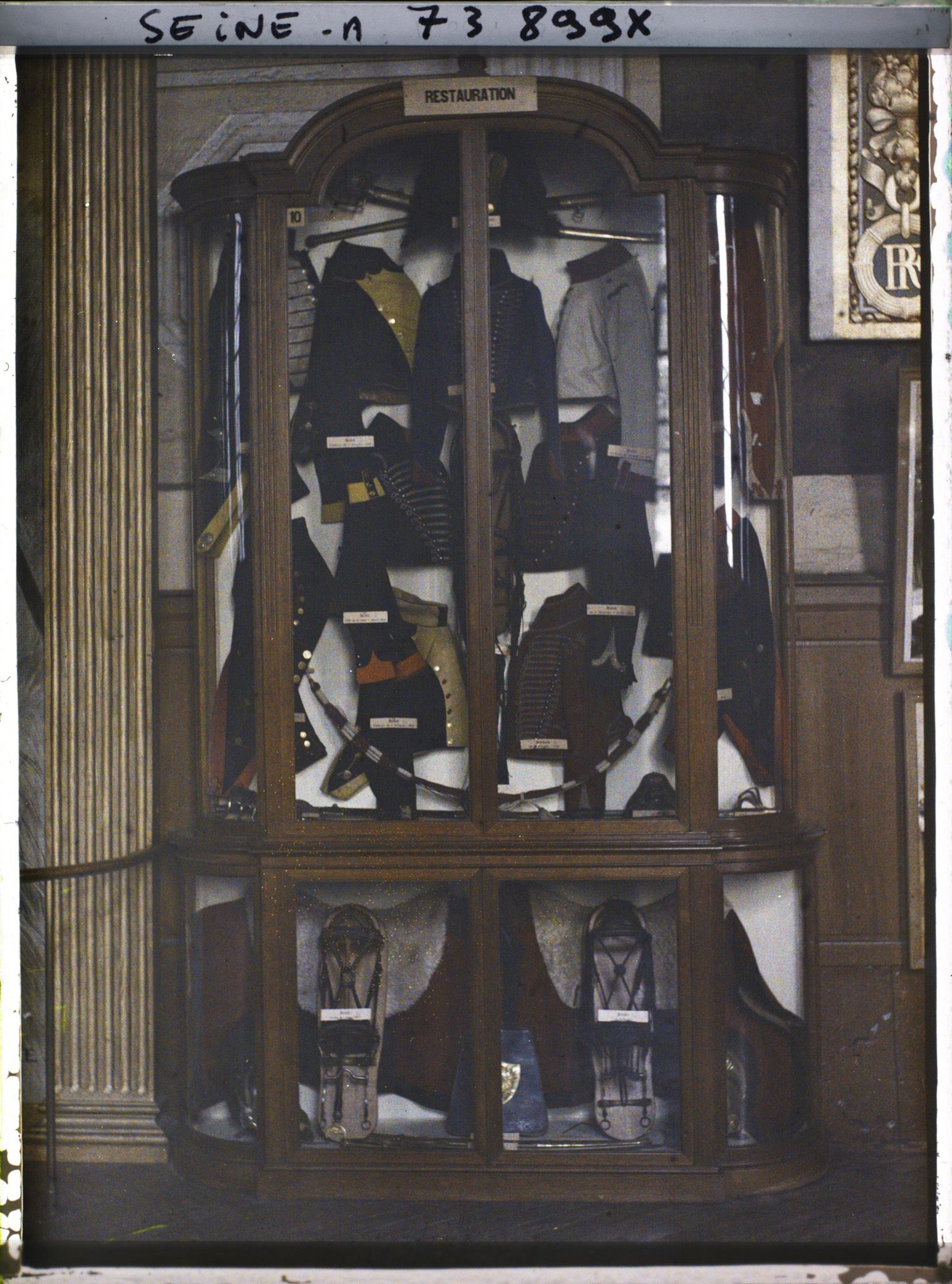 Image représentant L'hôtel des Invalides, vitrine d'uniformes de la Restauration