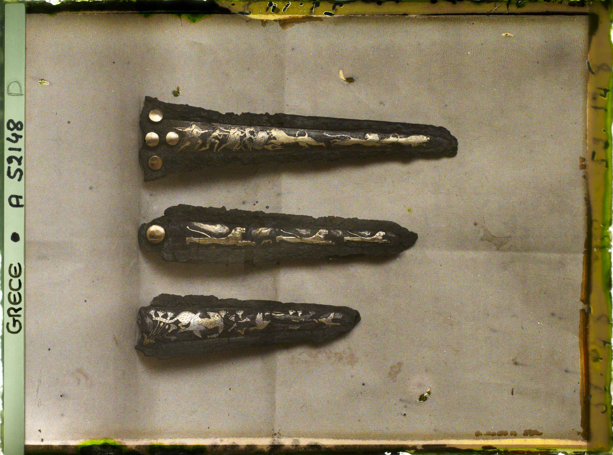 Image représentant Trois lames de poignards (bronze incrusté d'or et d'argent et nielle) provenant de Mycènes (recto)