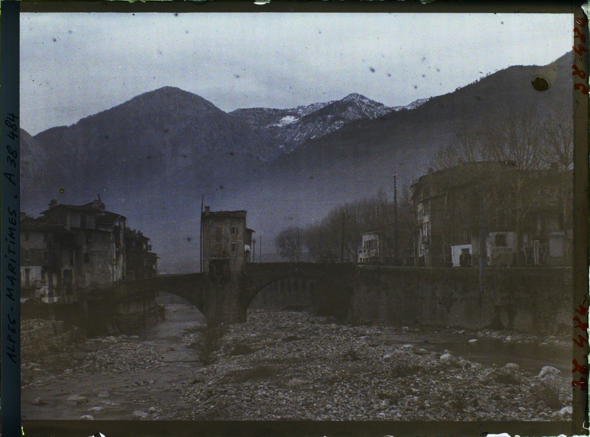 Image représentant Le pont vieux à péage, pont fortifié enjambant la Bévéra
