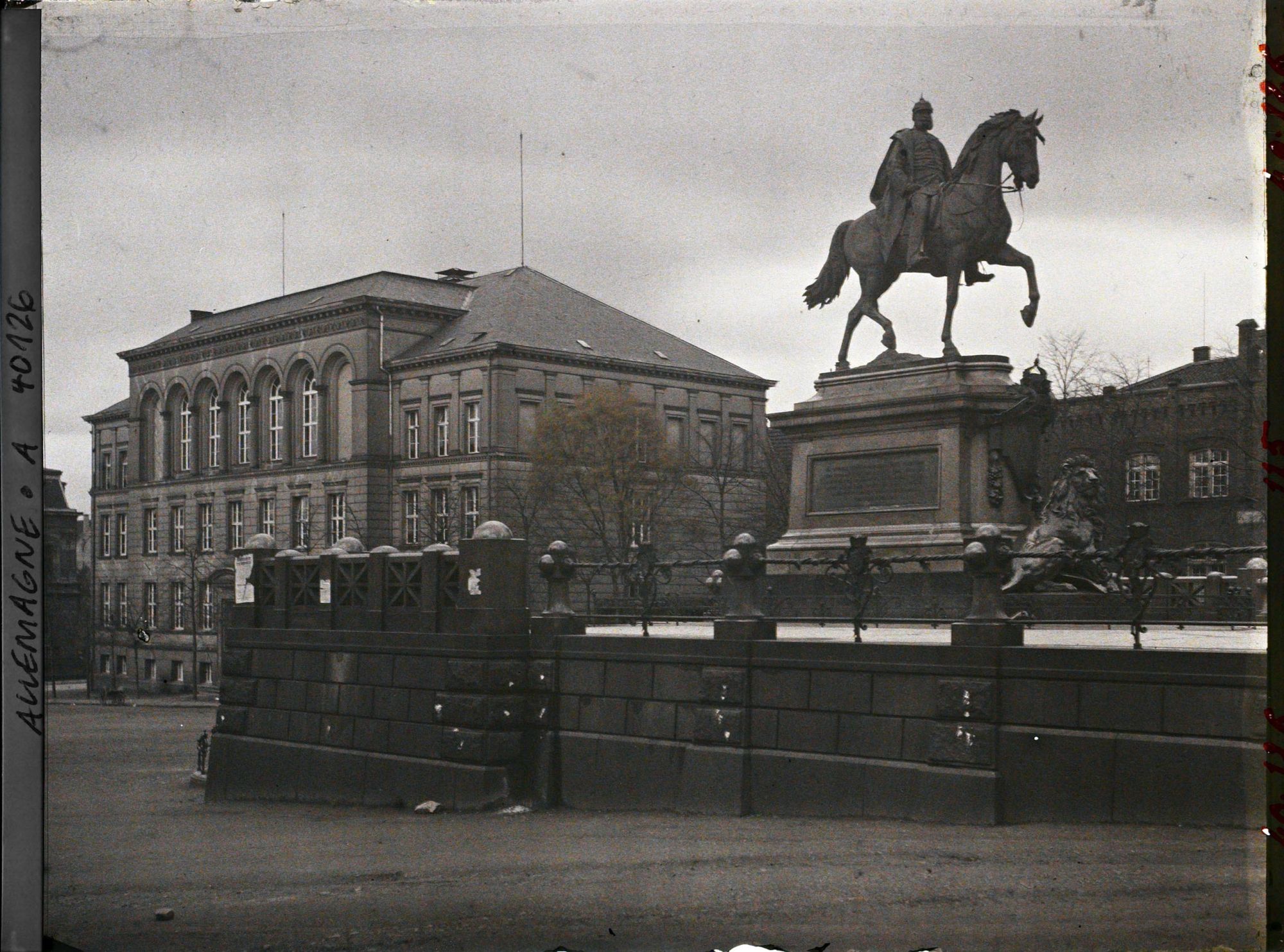 Image représentant Prusse , Essen, La Brugplatz et Statue de Guillaume le Grand