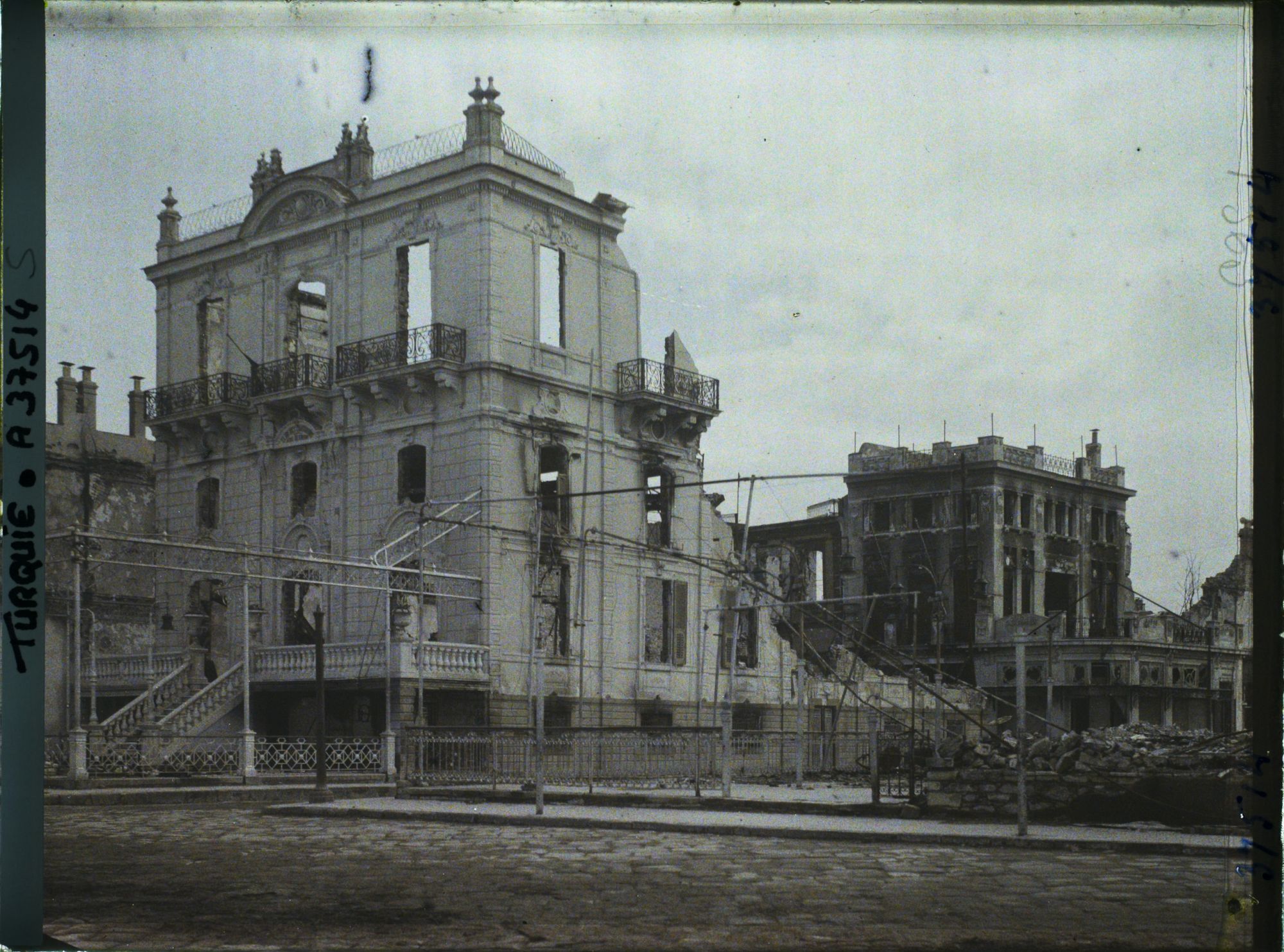 Image représentant Turquie, Smyrne, Les Quais de Smyrne - Club des Chasseurs, au Coin de la Rue des Anglais