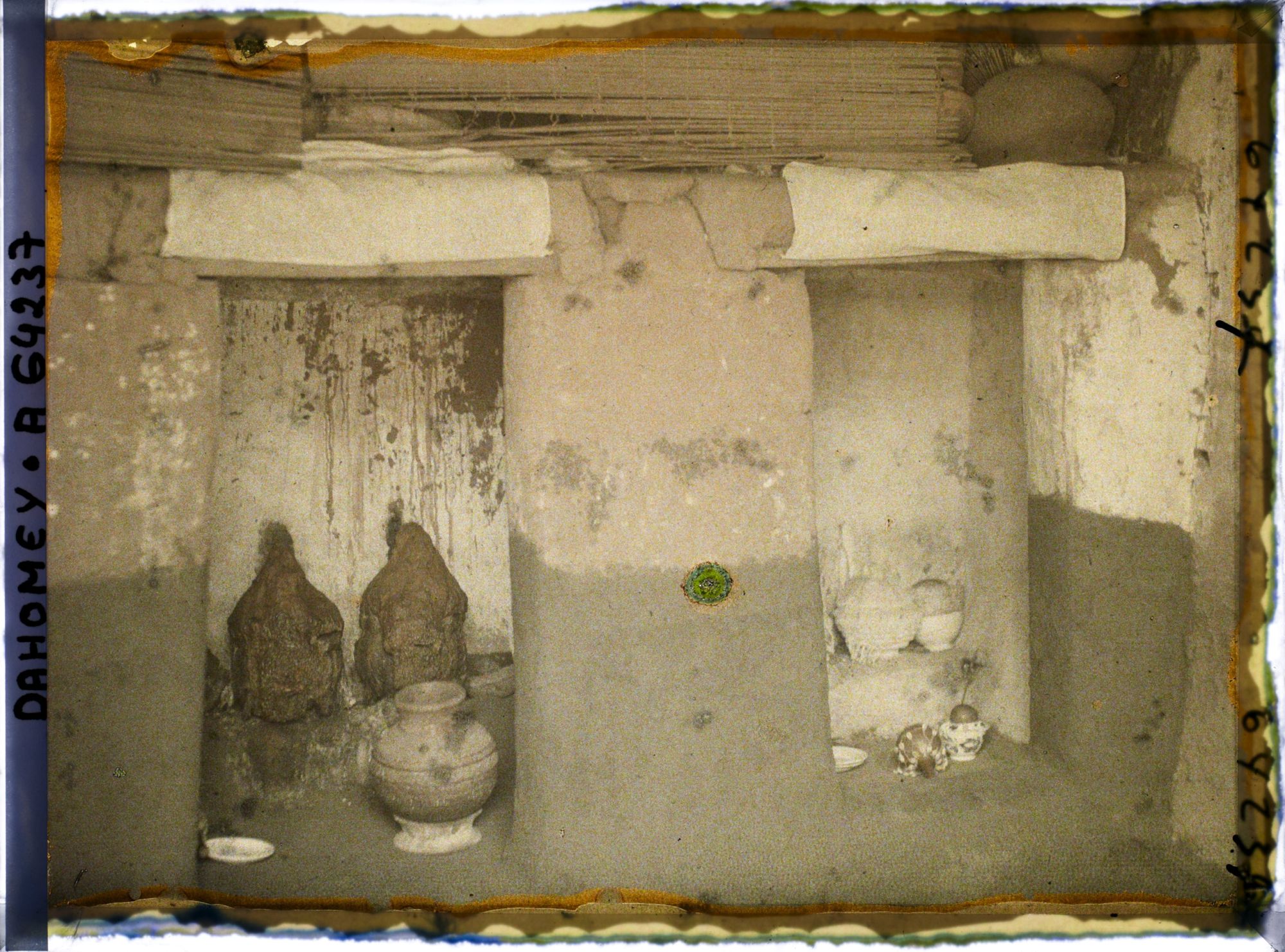 Image représentant Autels chez le féticheur du Serpent