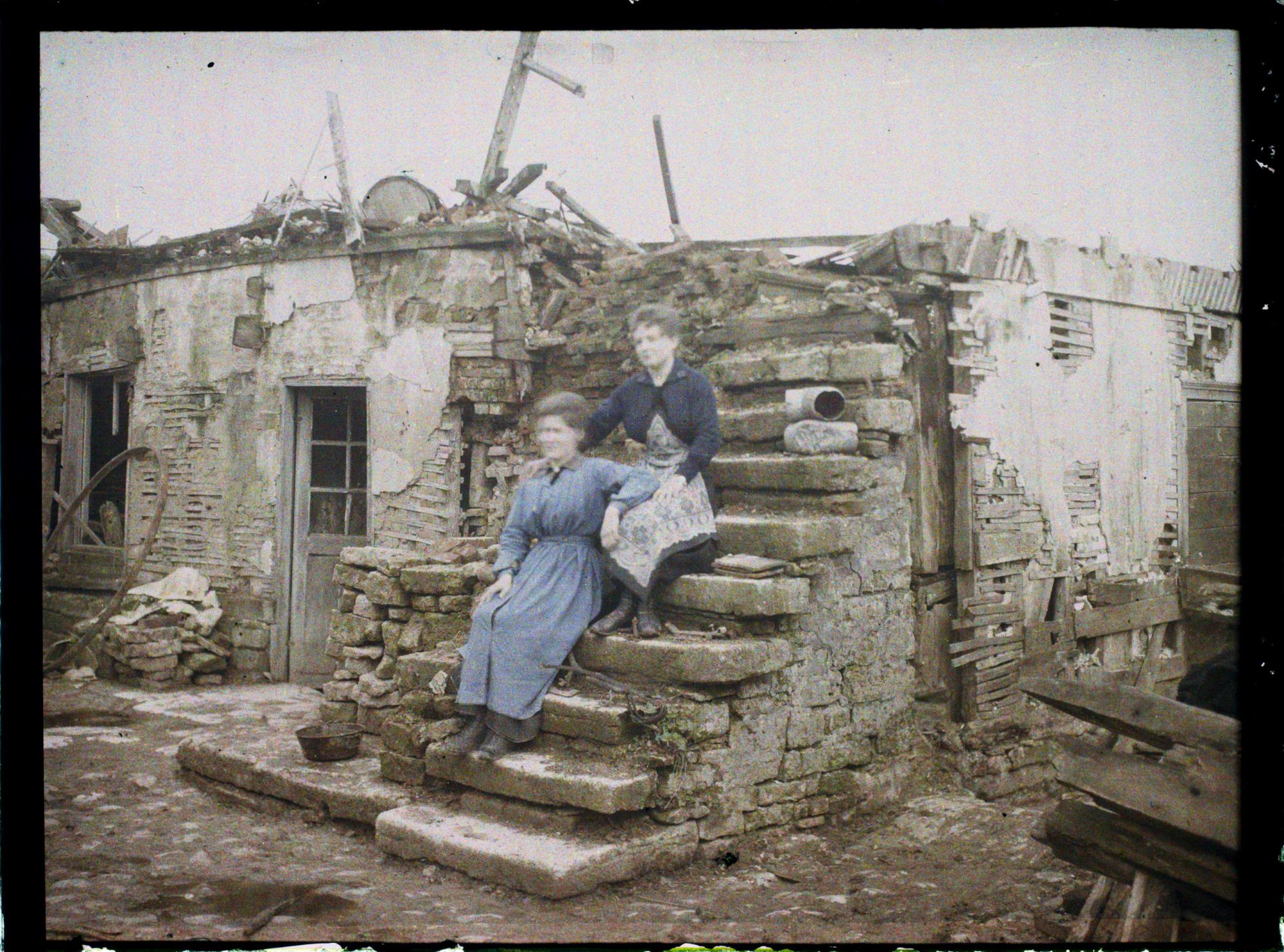 Image représentant France, Orvillers Sorel, Guerre : Les filles de Mr Debourge, S/les ruines de leur maison