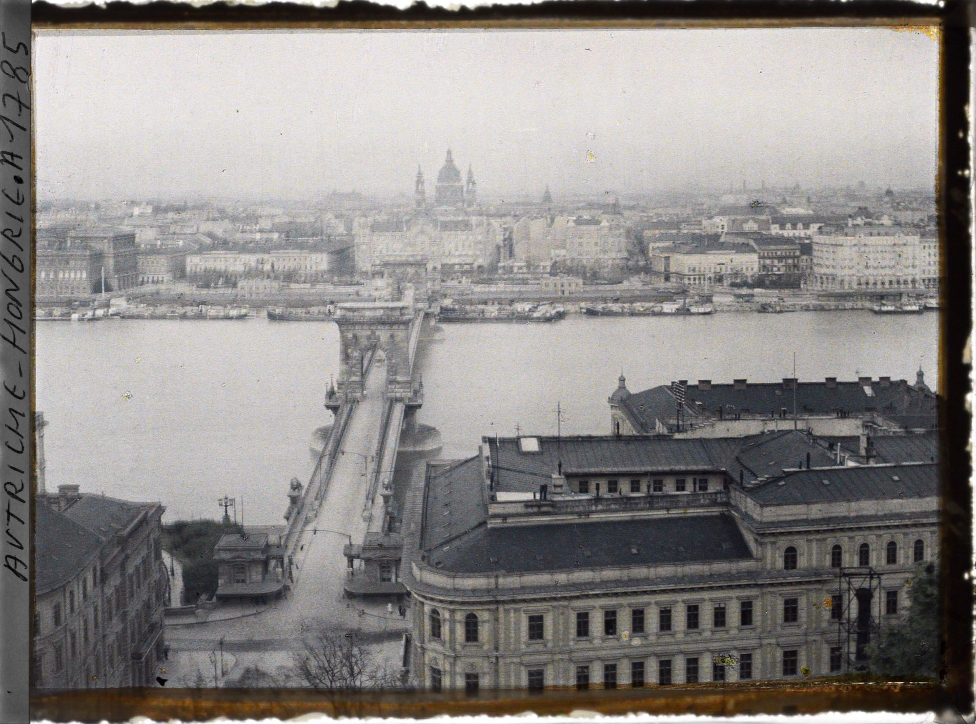 Image représentant Le pont des Chaînes sur le Danube depuis Buda vers Pest, avec au fond la cathédrale Saint-Étienne