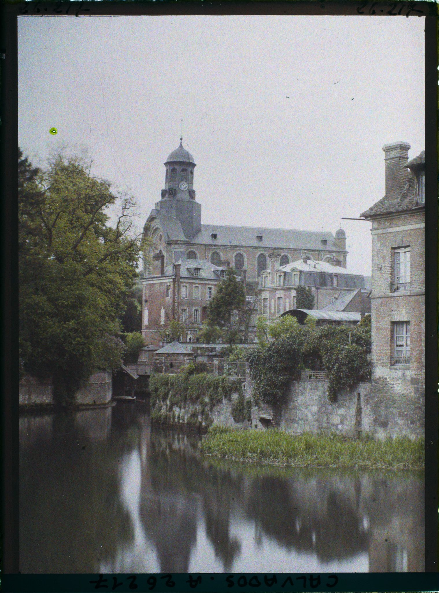Image représentant L'église Saint-Désir au bord de la Touques