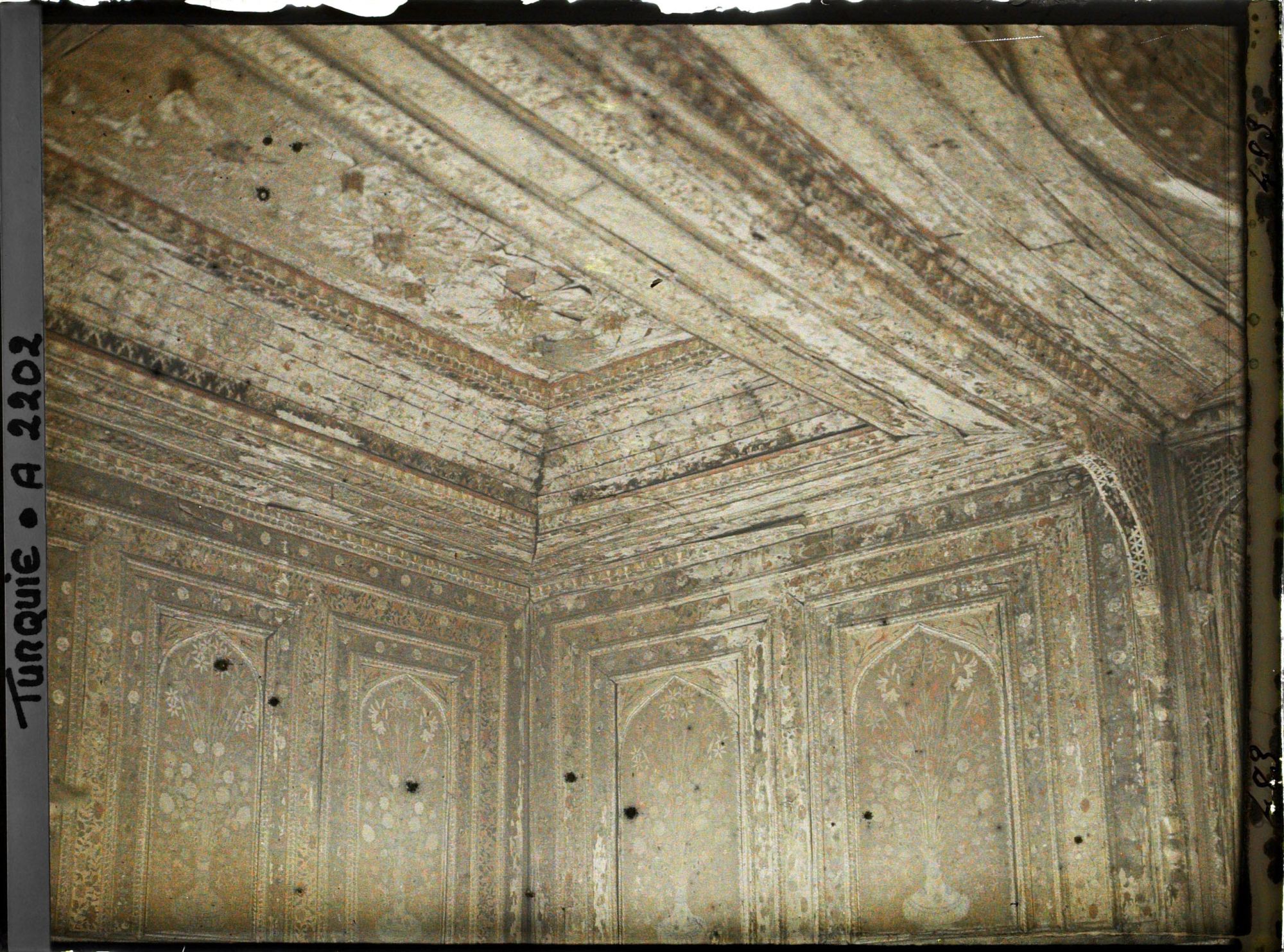 Image représentant Panneaux de bois peint du " kiosque de Koprülu " sur la rive du Bosphore