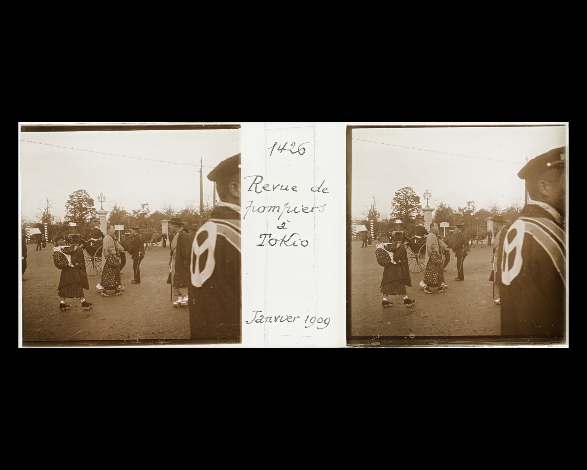 Image représentant Près du parc Hibiya, préparatifs pour la revue des pompiers