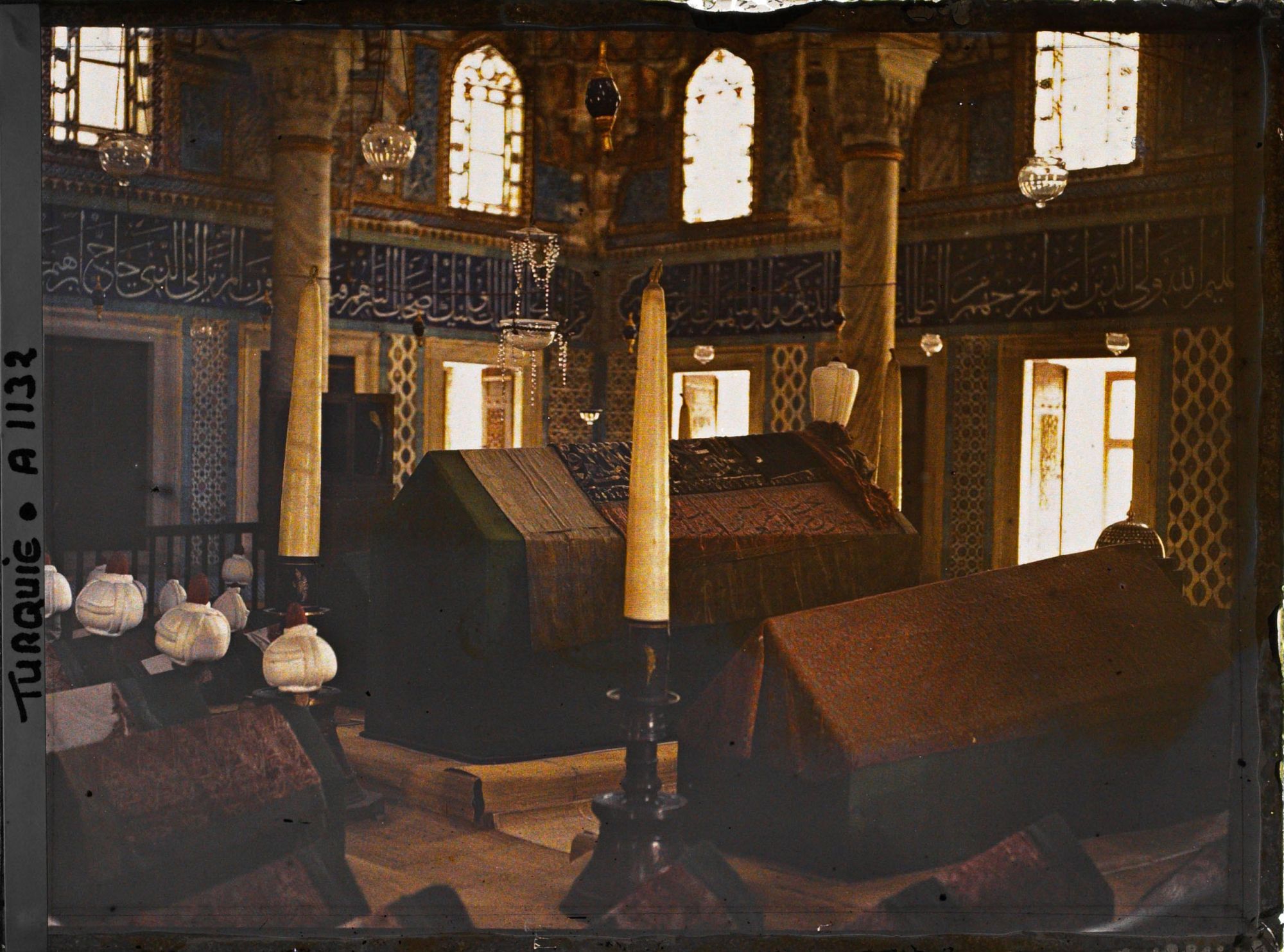 Image représentant Intérieur du türbe (mausolée) du sultan Süleyman où reposent Süleyman II, Süleyman III (1691) et Ahmet II (1695)