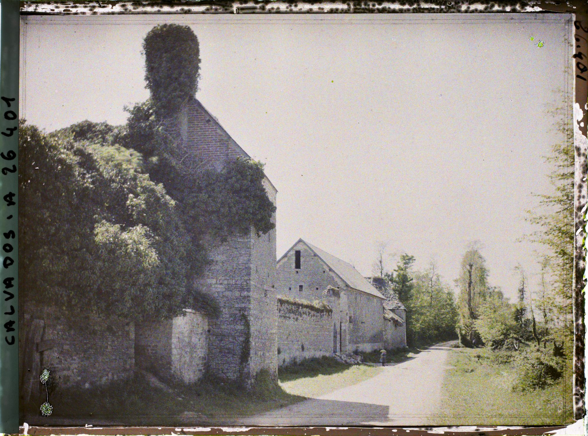 Image représentant Entrée du manoir vue de la route
