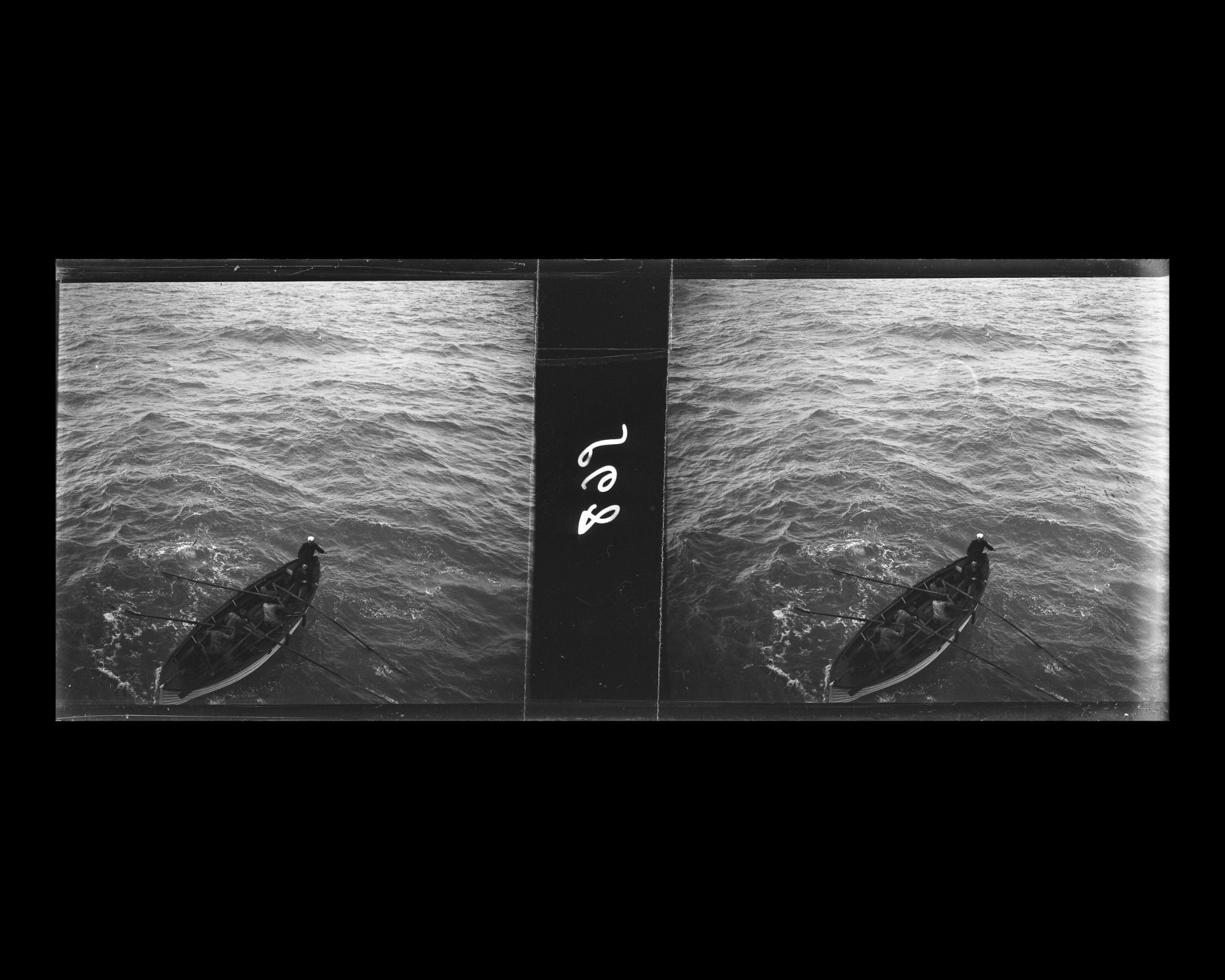 Image représentant La chaloupe du vapeur Korea arrivant à proximité du Mongolia