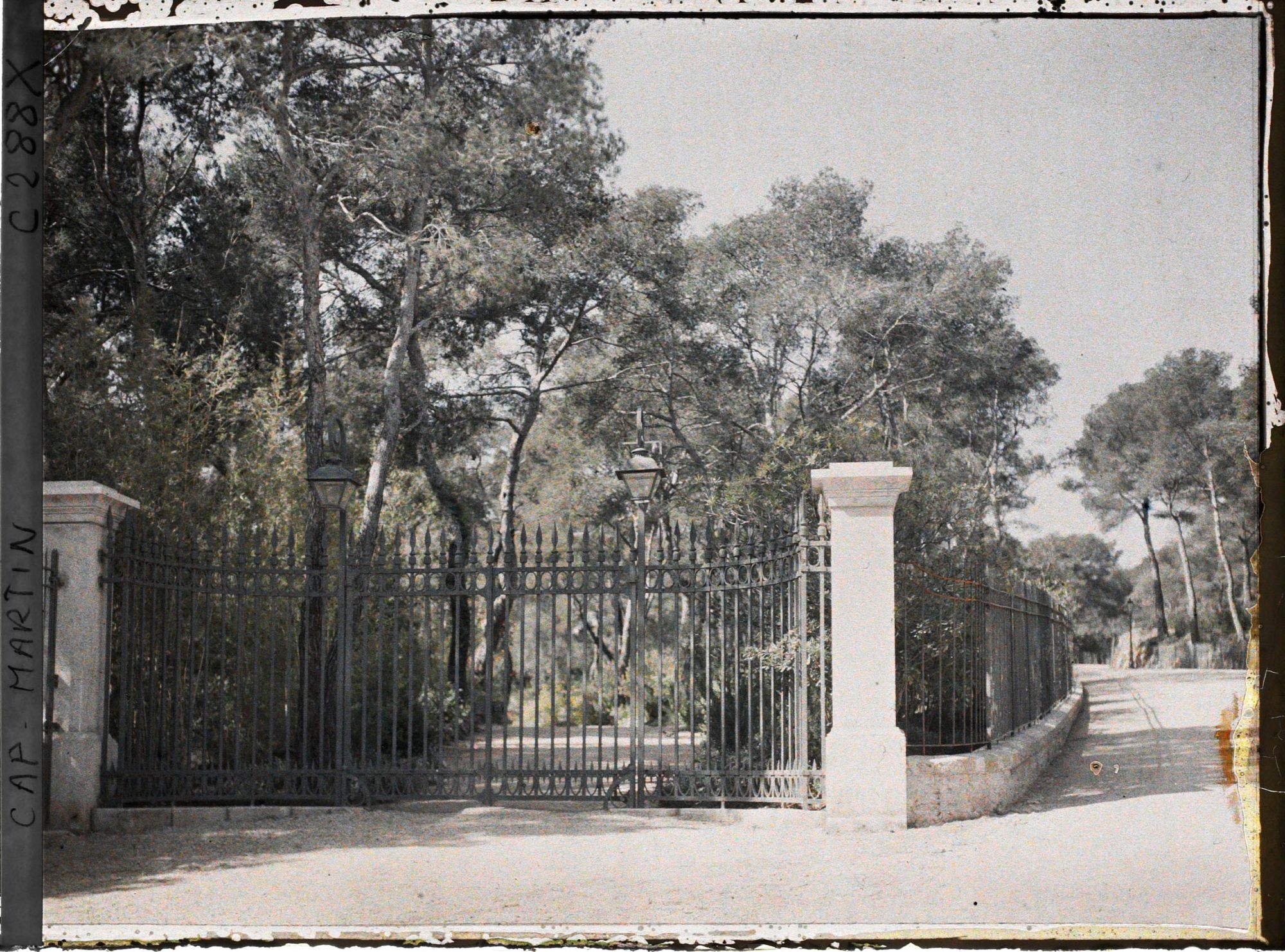Image représentant Le portail d'entrée de la propriété de la grande villa (qui prendra le nom de villa Zamir en 1930)