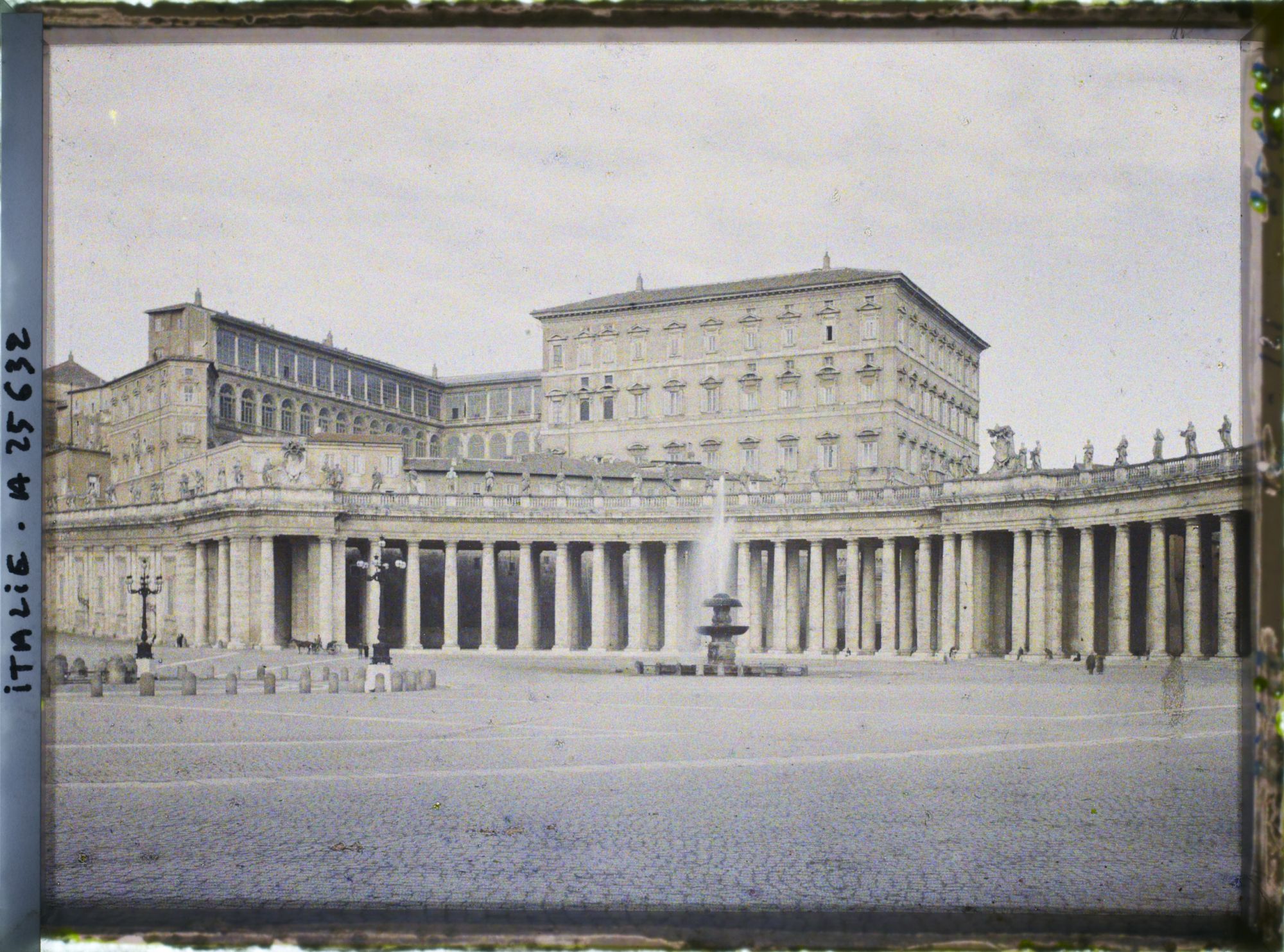 Image représentant Vatican et colonnade de droite