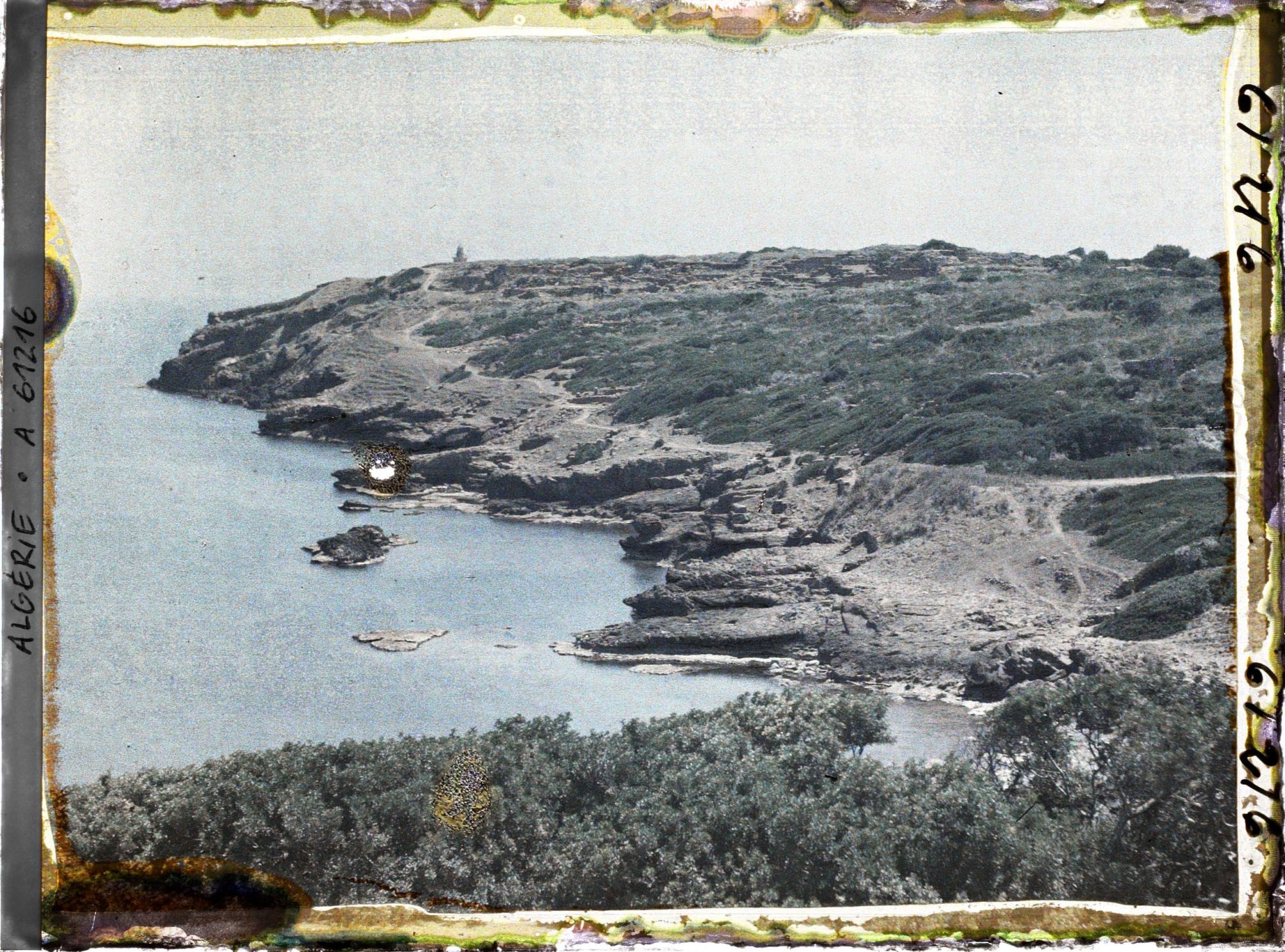 Image représentant La côte avec les ruines à l'arrière-plan