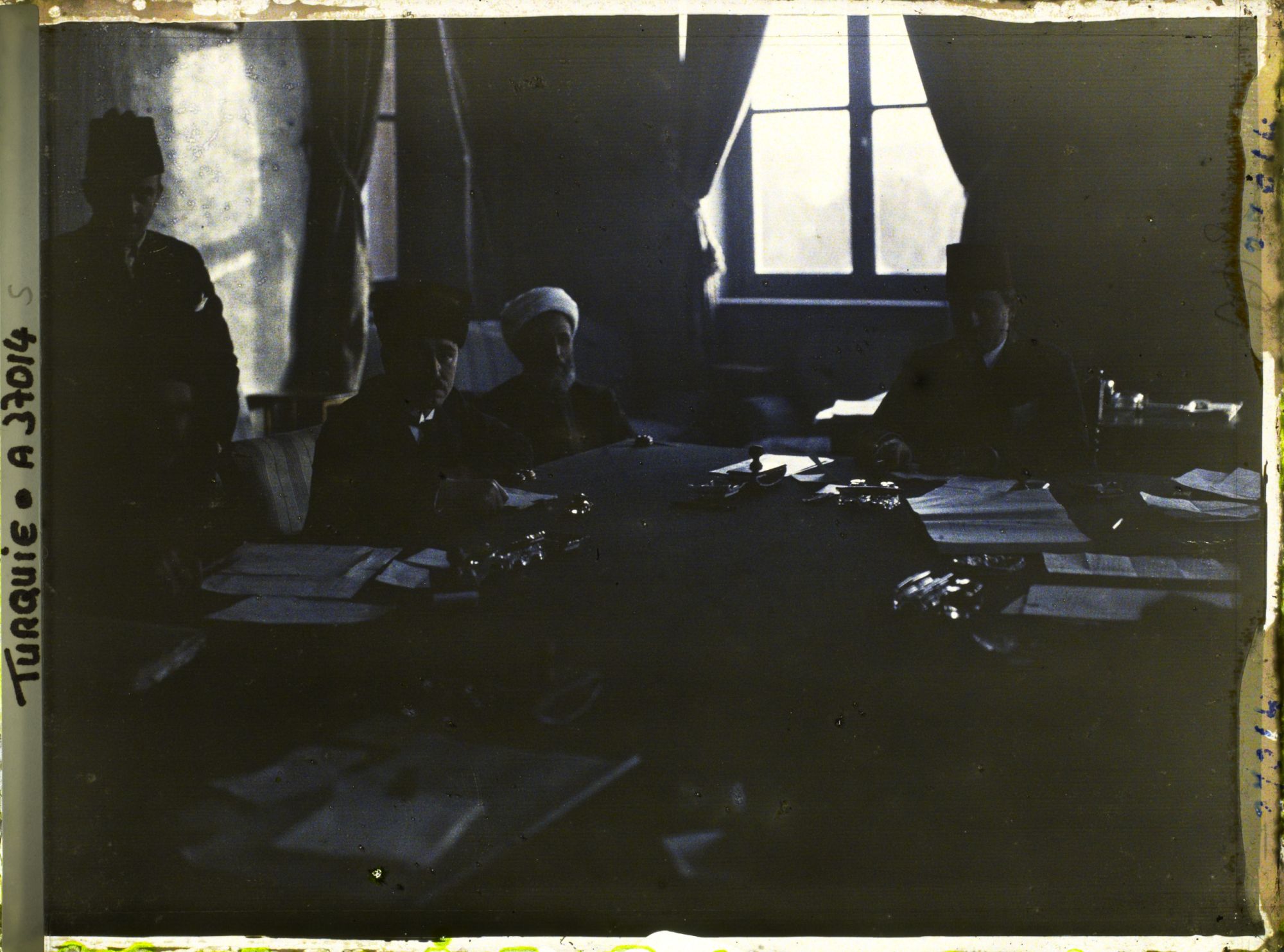 Image représentant Turquie, Angora, Ministres en Conseil avec le Cheik-ul-Islam, Fédy- Bey et Raouf-Bey, présidt de la Gde Assemblée