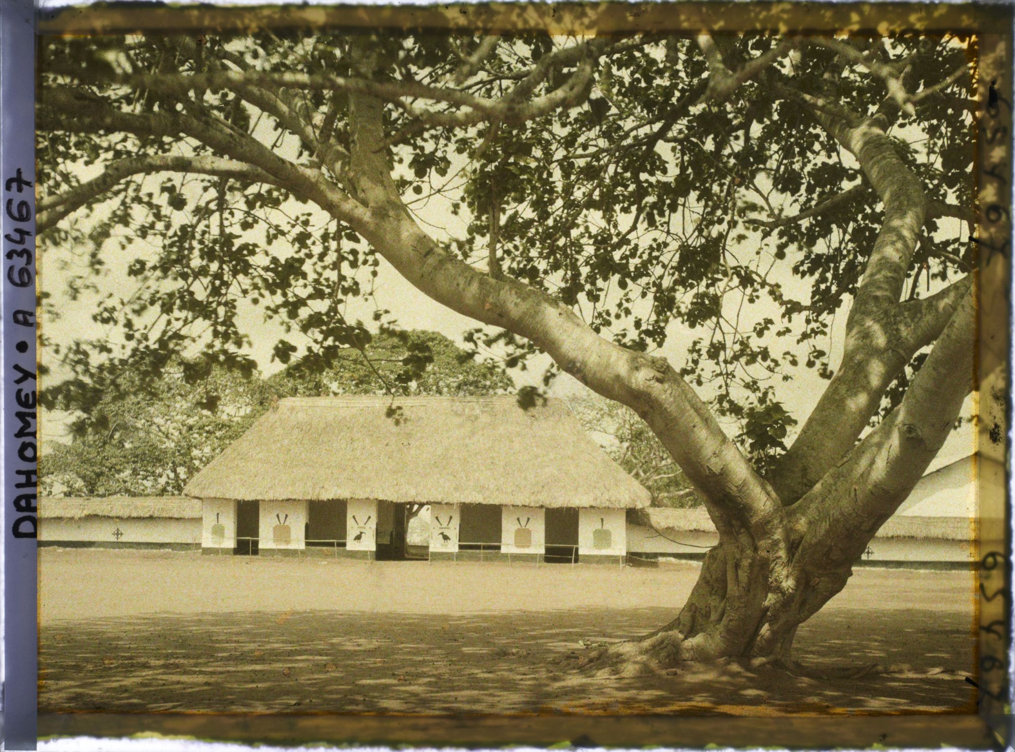 Image représentant La cour du palais de Glélé et le logodo, bâtiment de transition entre les deux cours où le roi s'installait pour assister aux danses données dans la cour