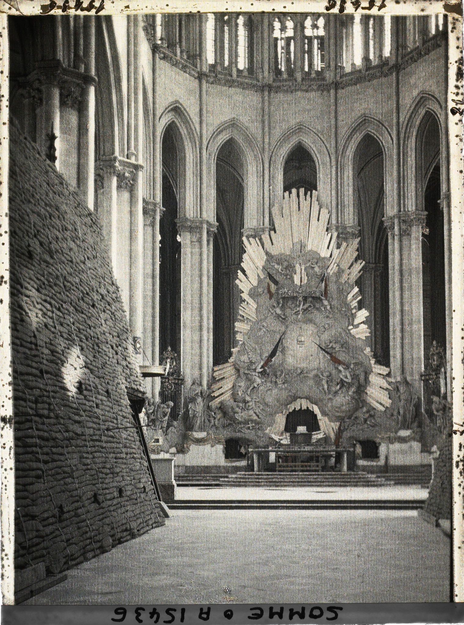Image représentant France, Amiens, Le Chœur : les Sacs à terre recouvrant les Stalles