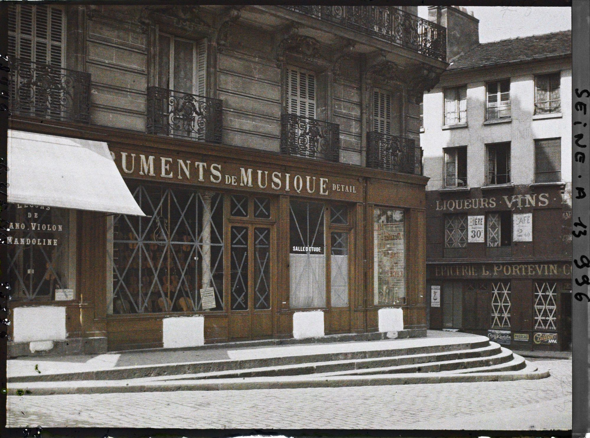 Image représentant Vitrines de magasin protégées contre les bombardements rue des Anglais et rue Domat